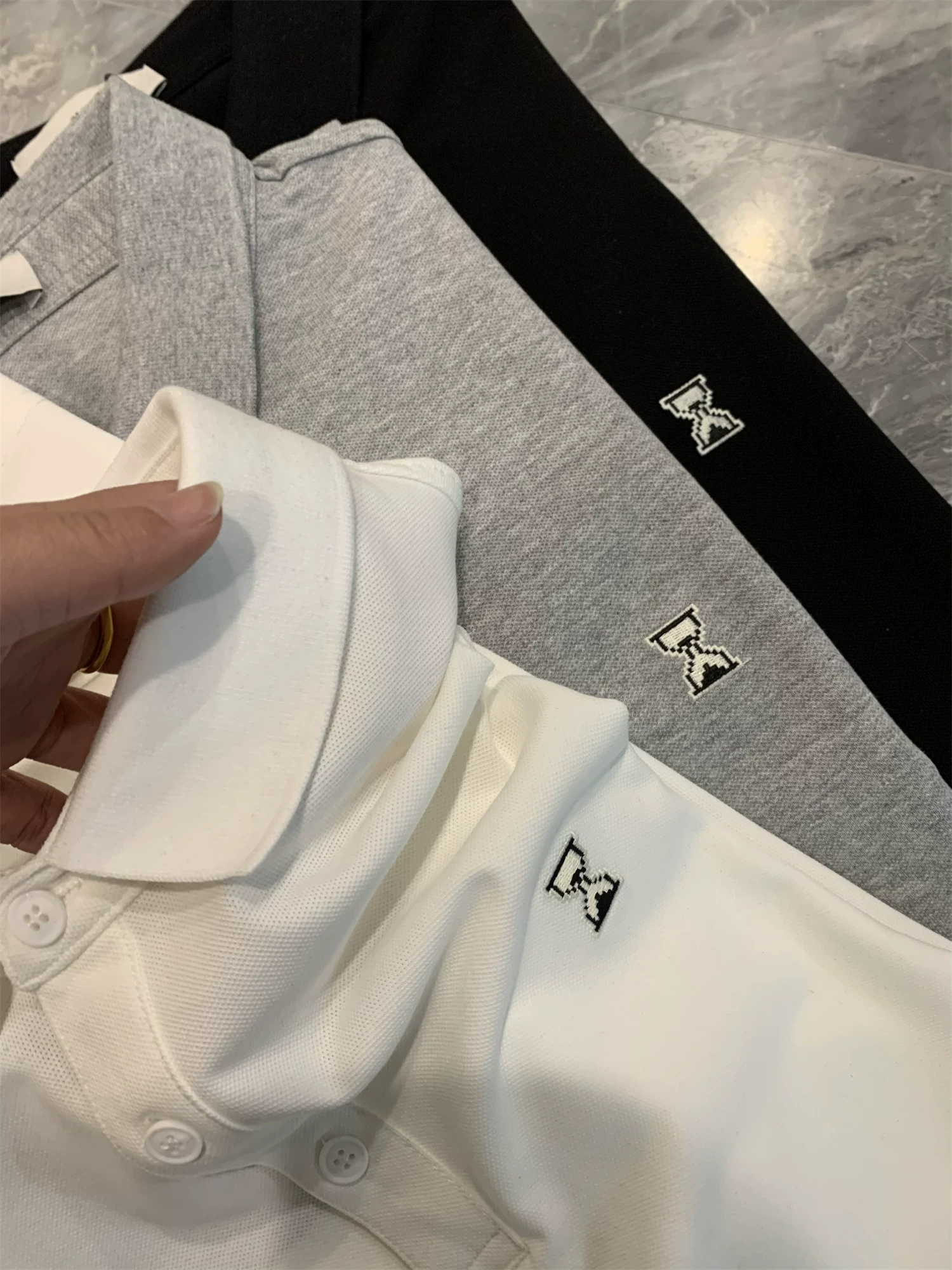 Áo polo nam tay ngắn chất liệu cotton pique cao cấp, kiểu dáng Don Quixote, màu trơn, phong cách lịch sự nhưng vẫn trẻ trung, hợp thời trang.