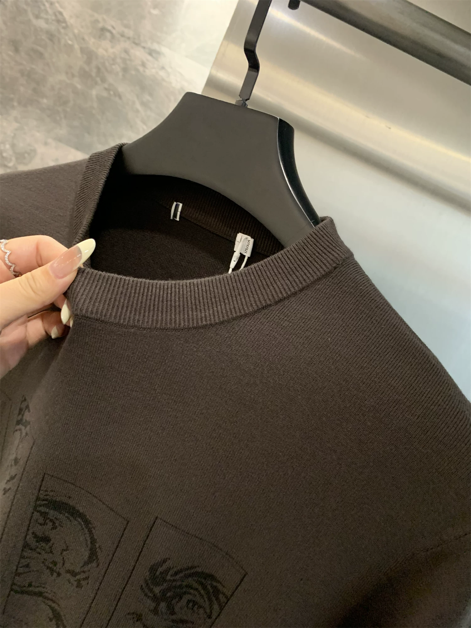 Ưu điểm của dòng sản phẩm Don Quixote H! Giá bán lẻ 268! Áo len cổ tròn mùa thu đông, chất liệu dệt kim thoáng khí, thoải mái dành cho nam.