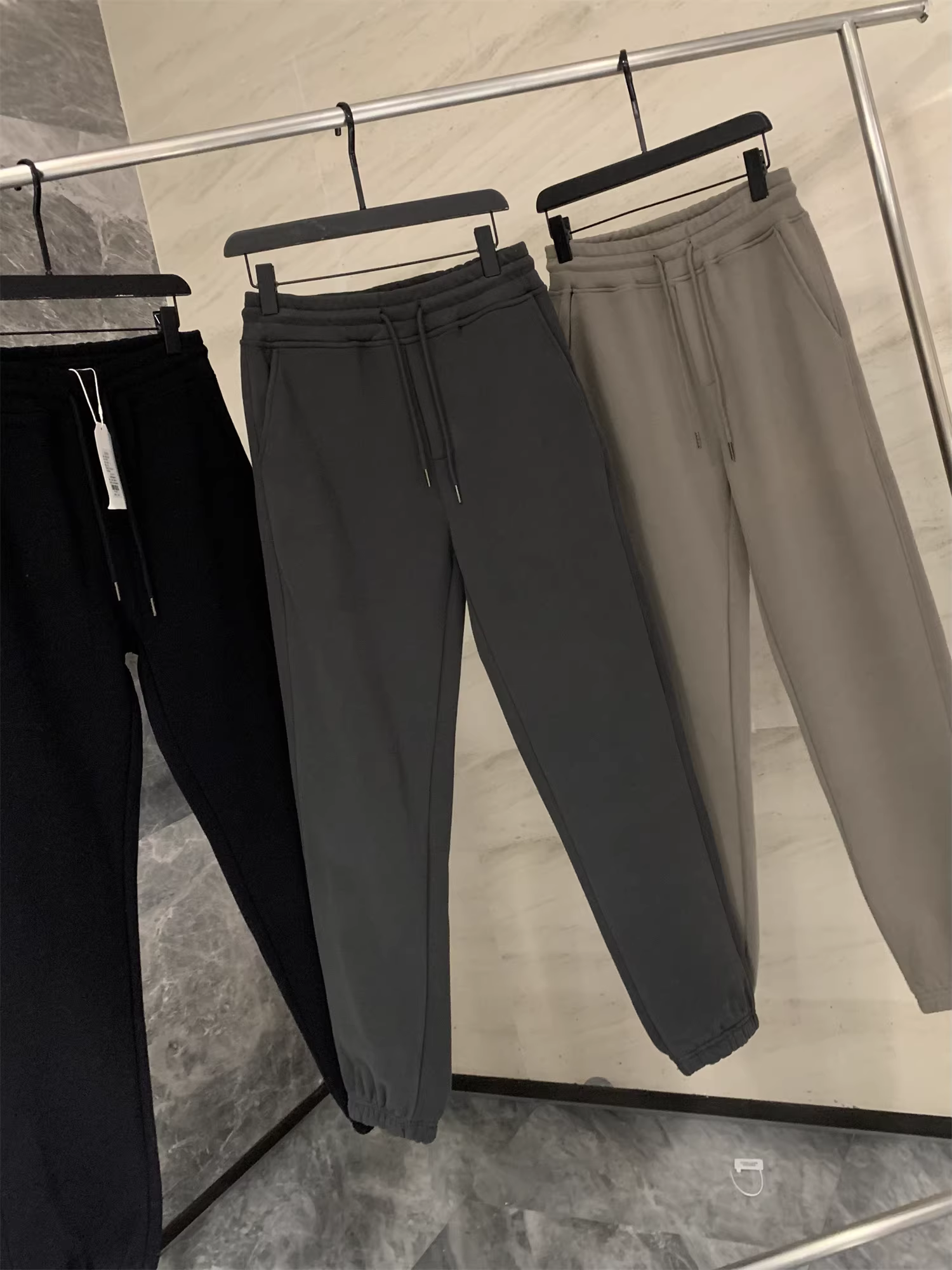 Đơn đặt hàng của công ty Don Quixote ODM! Có lớp lót lông cừu và dày dặn! Quần thể thao nam đa năng, kiểu dáng xuông, có bo gấu, thích hợp cho mùa thu đông.