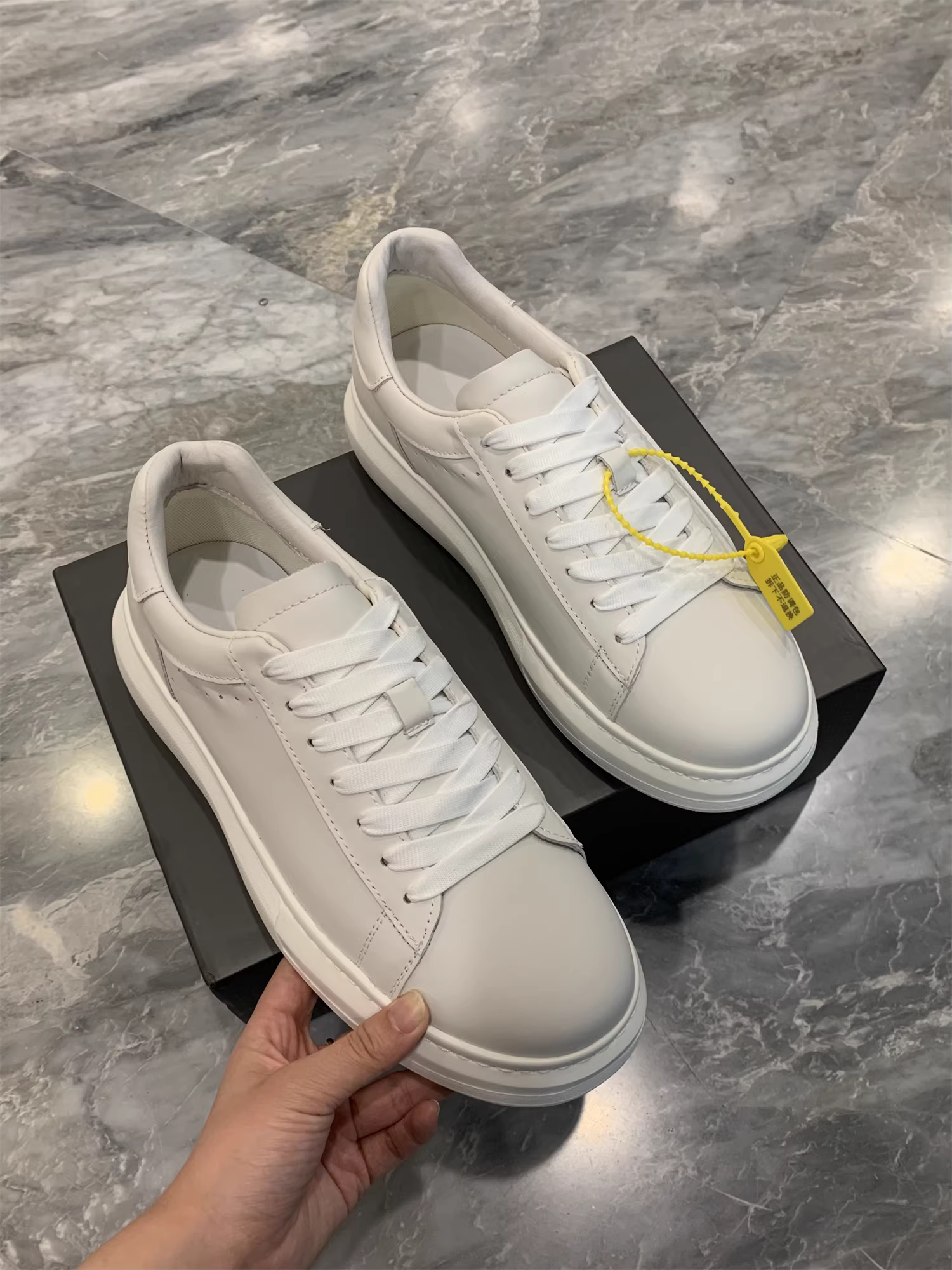 Don Quixote Giày thể thao nam da bò lớp một cao cấp! Giày thể thao nam màu trắng đế mềm bằng da thật, thoáng khí, buộc dây, mùa xuân thu.