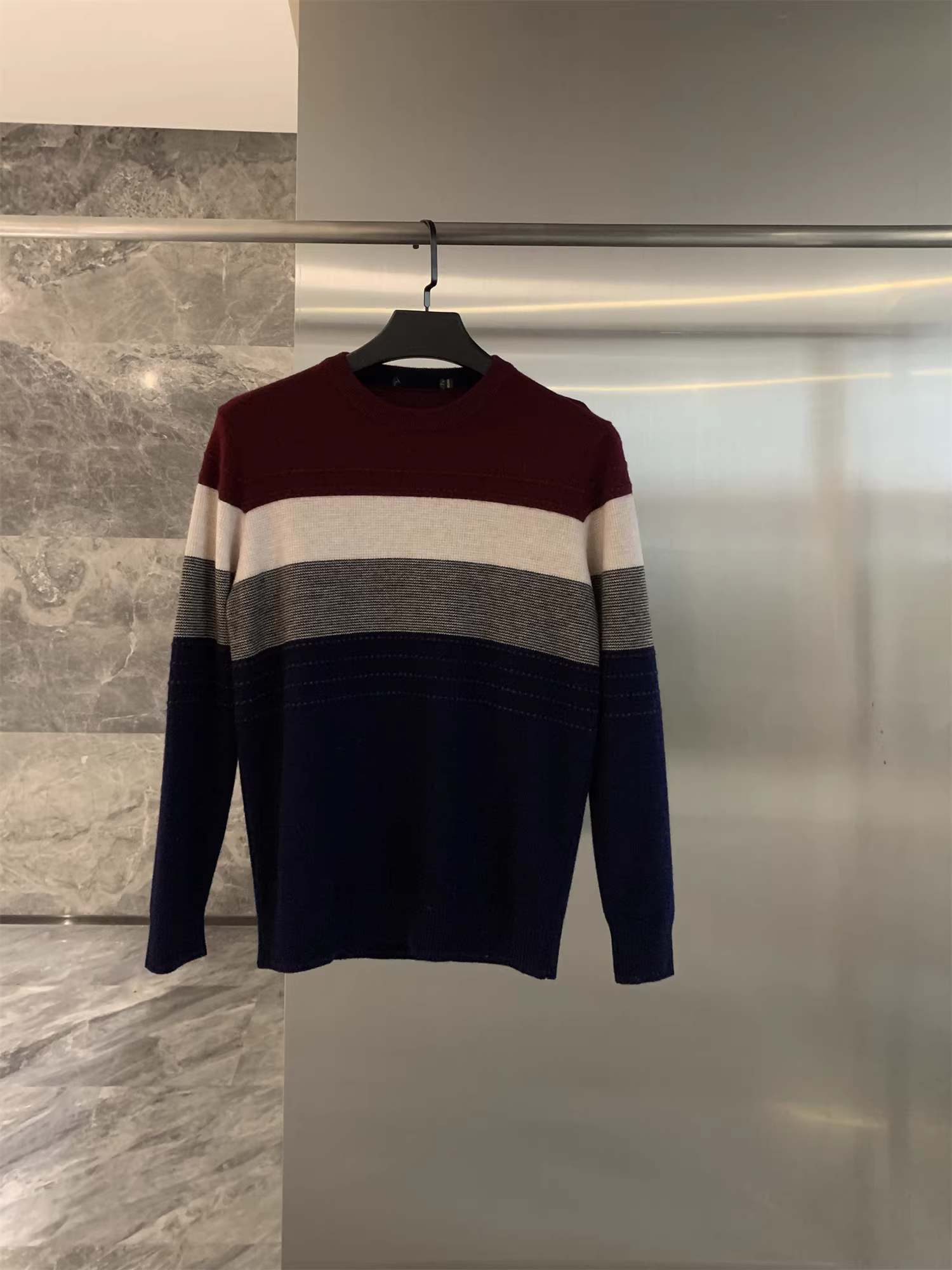 Áo len nam cổ tròn dệt kim họa tiết jacquard, phối màu sọc, kiểu dáng đơn giản của Don Quixote First-Line Company.