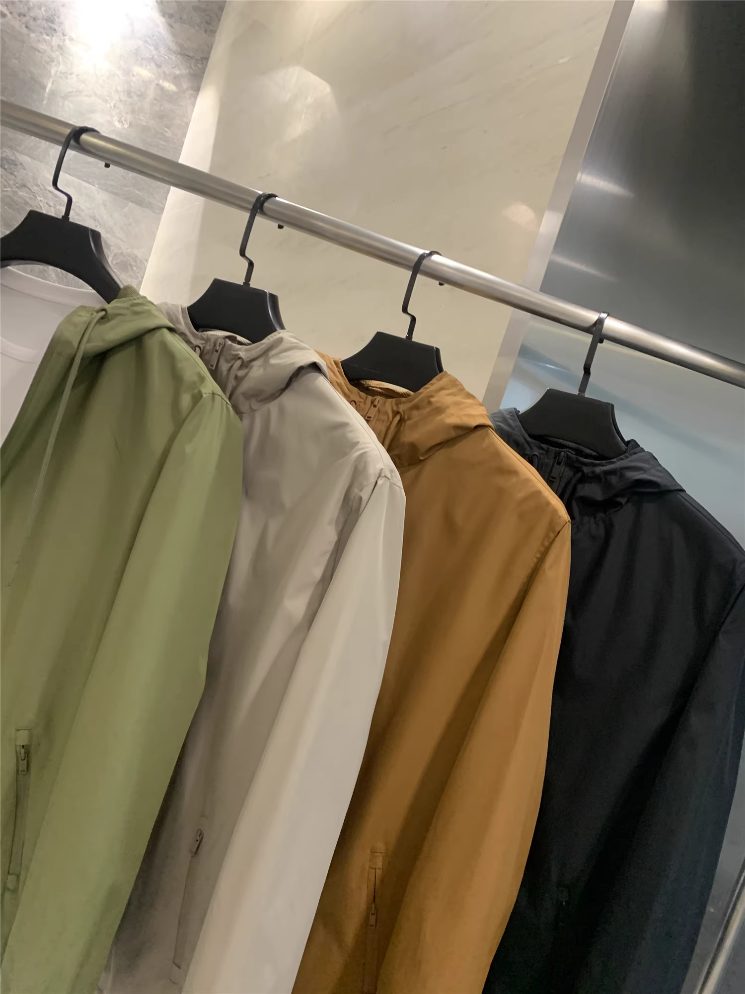 Don Quixote, một sản phẩm độc đáo từ Nam Mỹ! Mềm mại và êm ái! Áo khoác nam có mũ trùm đầu màu trơn, thời trang cho mùa xuân và mùa thu.