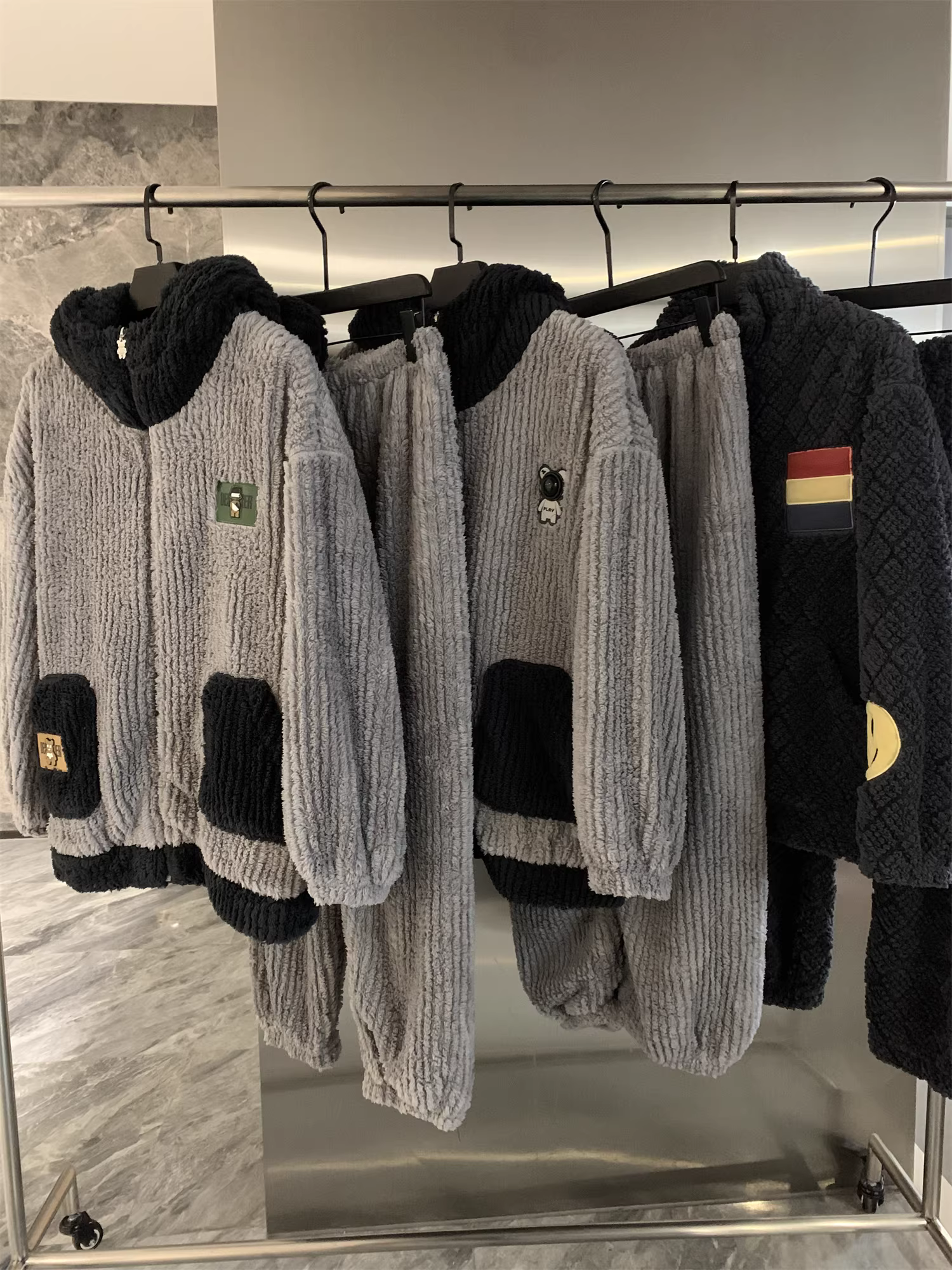 Don Quixote Sự Ấm Áp Của Mùa Đông! Bộ đồ ngủ mặc nhà bằng vải san hô mùa thu đông, bộ đồ ngủ dày dặn ấm áp dành cho nam giới.