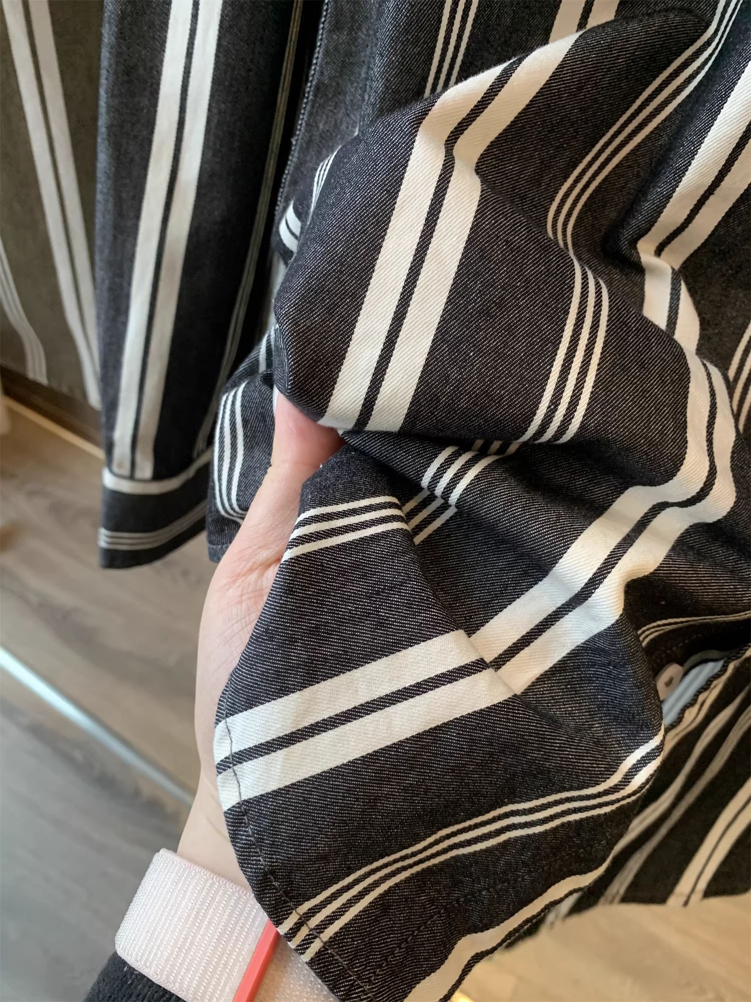 Đơn đặt hàng của công ty Don Quixote ODM! Áo sơ mi dài tay kẻ sọc cổ điển mùa xuân dành cho nam, chất liệu cotton chải mềm mại.