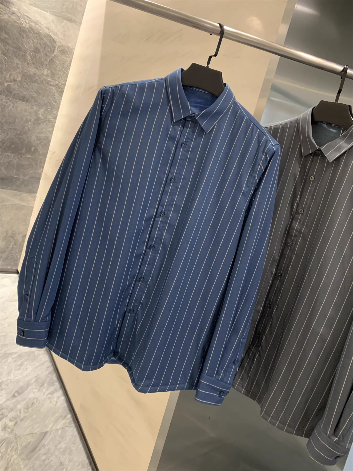 Don Quixote Luojia Yudan! Offline 328! Áo sơ mi dài tay dày dặn, sọc dọc, lót lông cừu, giữ ấm mùa thu đông dành cho nam.