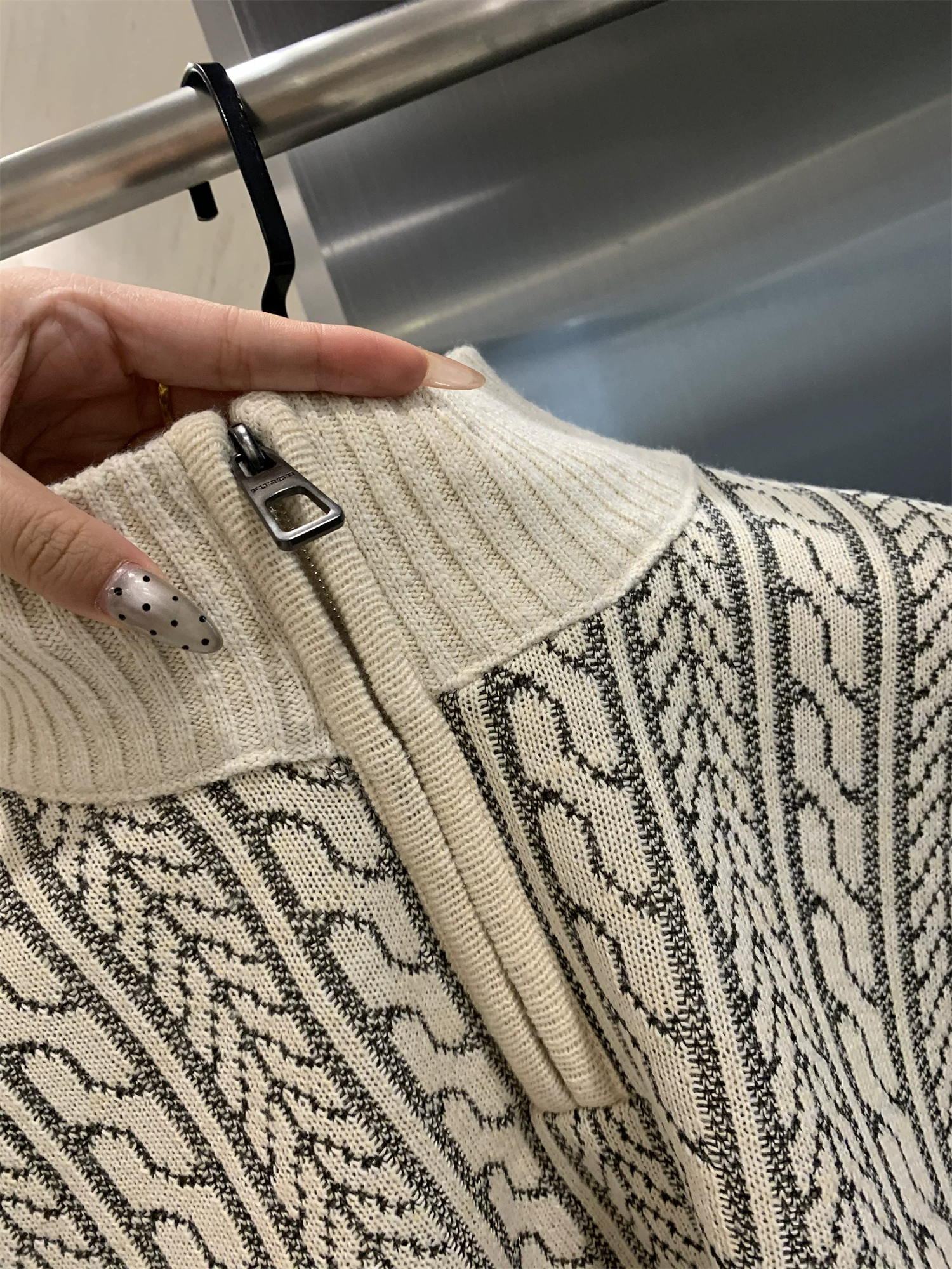 Don Quixote, thật sang trọng! Mềm mại và thân thiện với làn da! Áo len dệt kim cổ đứng nửa khóa kéo, phong cách giản dị và đa năng dành cho nam.