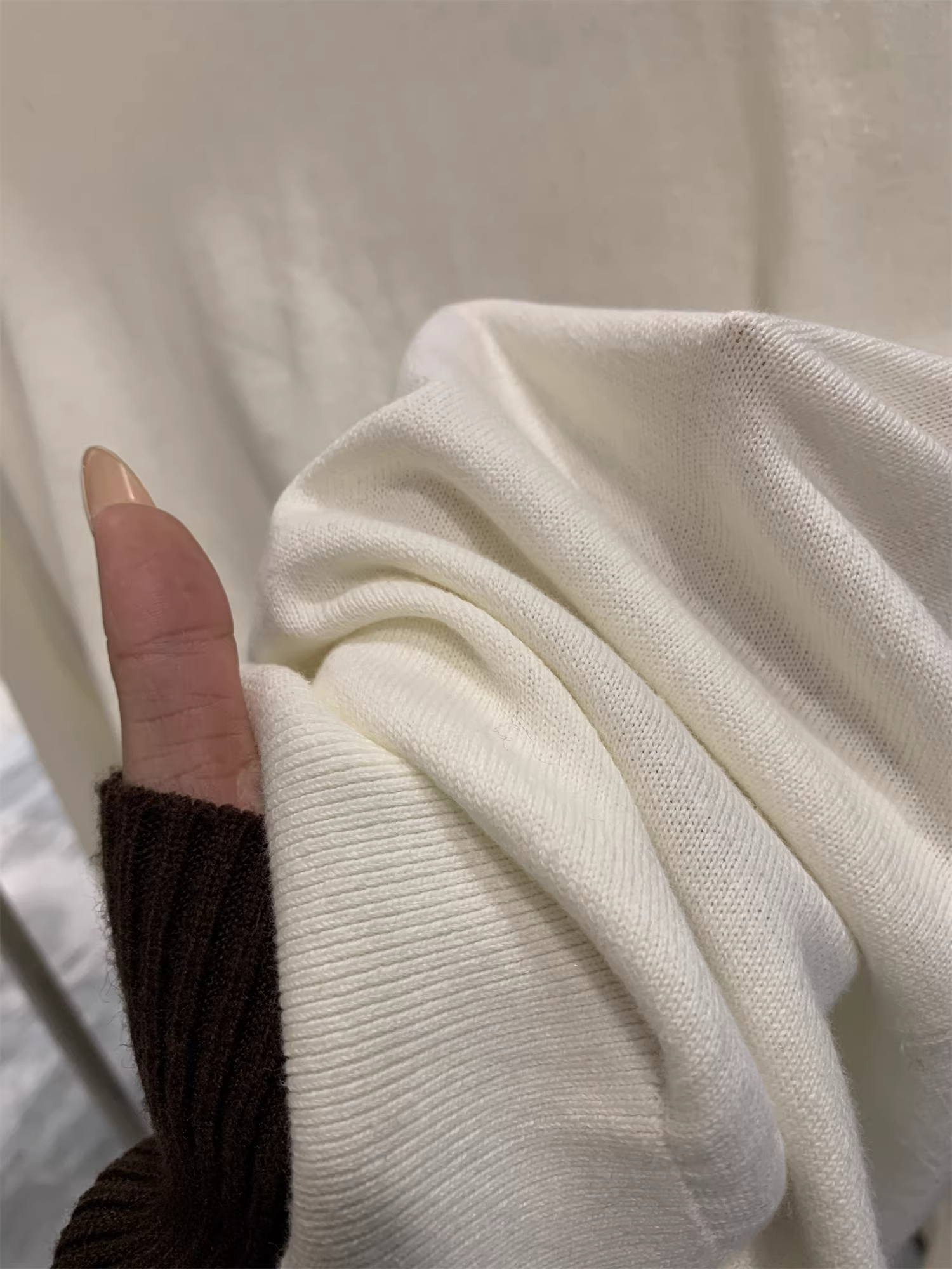 Don Quixote đến Thụy Điển! 100% cotton! Áo len nam dệt kim trơn màu, chất liệu dệt kim mịn, thích hợp cho mùa thu đông.