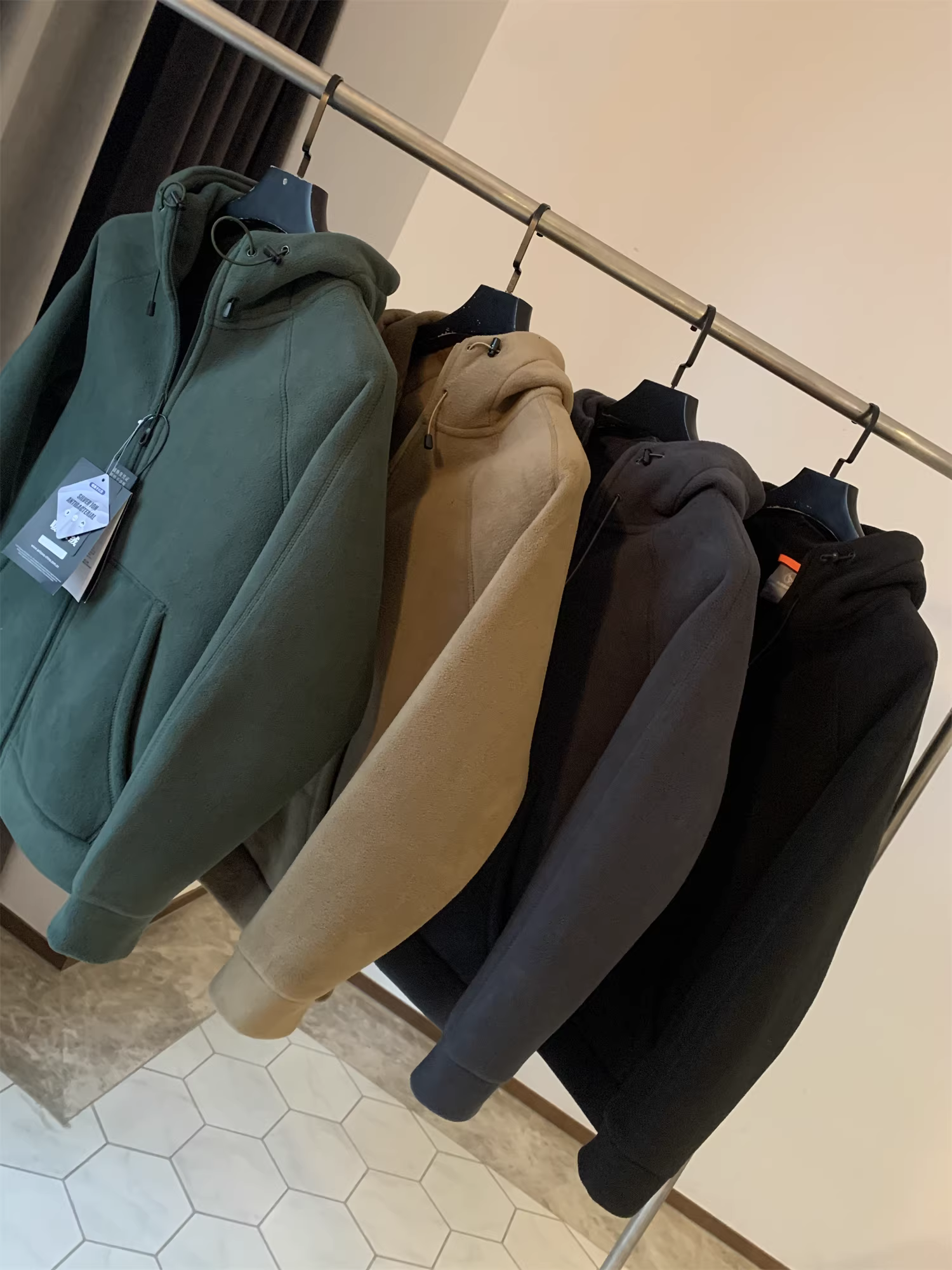 Don Quixote: Một chiếc áo có thể giữ ấm bạn suốt mùa đông! Áo khoác nỉ hai lớp dày dặn! Áo khoác nỉ có mũ dành cho nam.