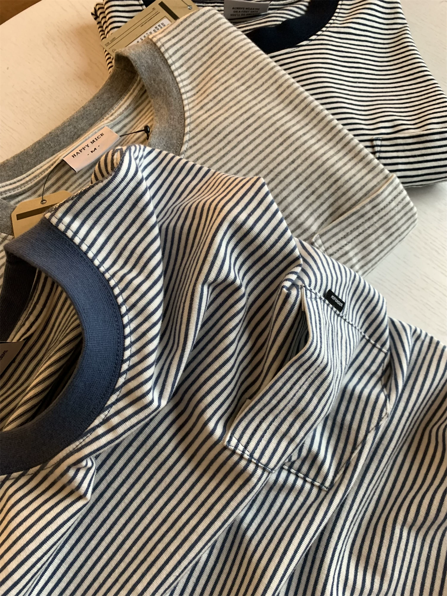 Áo thun nam tay ngắn cổ tròn, chất liệu cotton nguyên chất, đã qua xử lý giặt và chải mềm mại! Thiết kế phối màu sọc, đa năng, có túi.