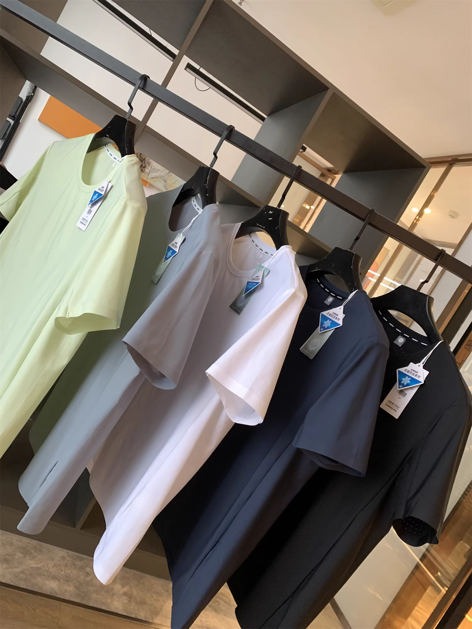 Don Quixote mang lại cảm giác mát mẻ và thân thiện với làn da! Áo thun nam thể thao ngắn tay, chất liệu mỏng nhẹ, nhanh khô, co giãn bốn chiều.