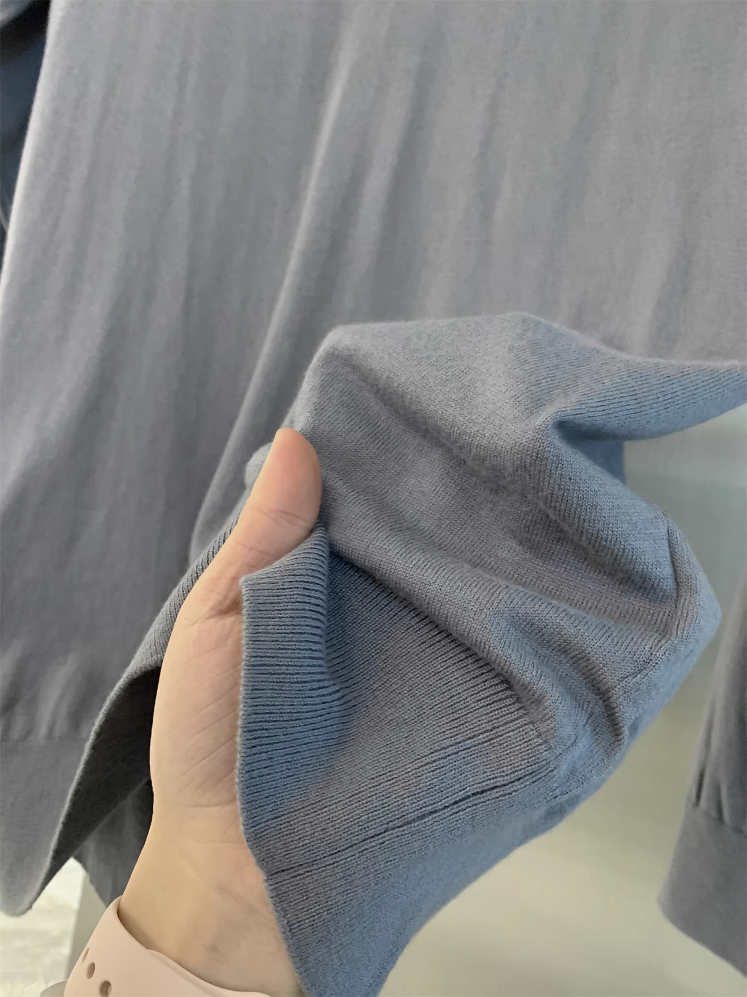 Áo len nam Don Quixote Good Goods! Áo len dệt kim mềm mại, thân thiện với da, màu sắc phối hợp, cổ tròn, chất liệu dệt kim 16 gauge.