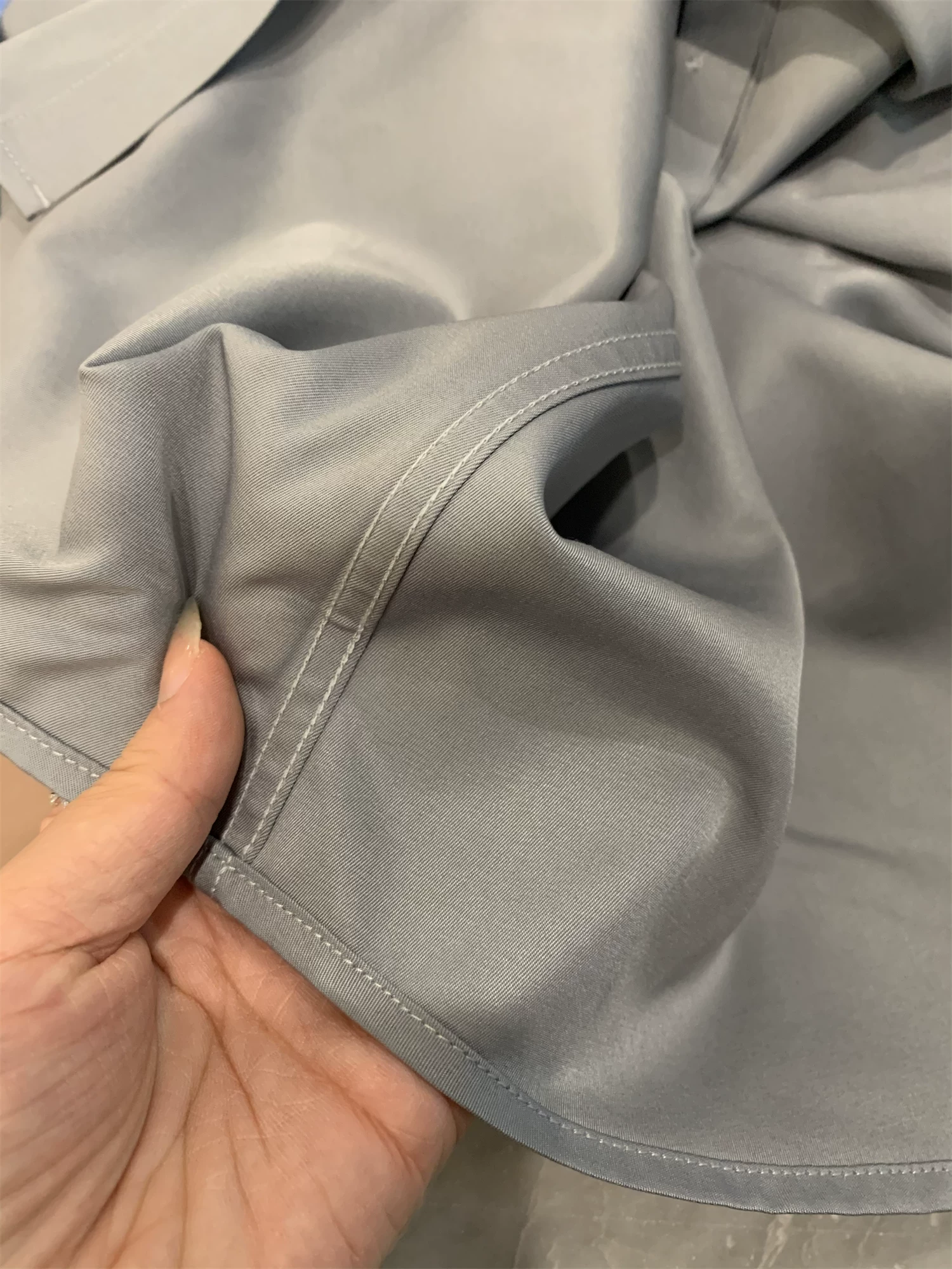 Don Quixote có chất lượng tốt nhất! Áo sơ mi nam mùa hè chất liệu mềm mại, màu trơn, kiểu dáng đơn giản, thời trang.