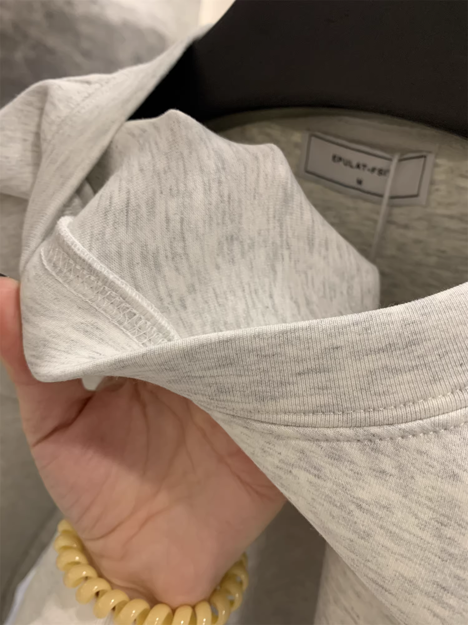 Lớp không khí của bộ truyện Don Quixote với tên gọi là “Năm chiếc bánh mì sandwich”! Áo len dài tay cổ tròn màu trơn mềm mại và thoải mái, thích hợp cho mùa thu đông.