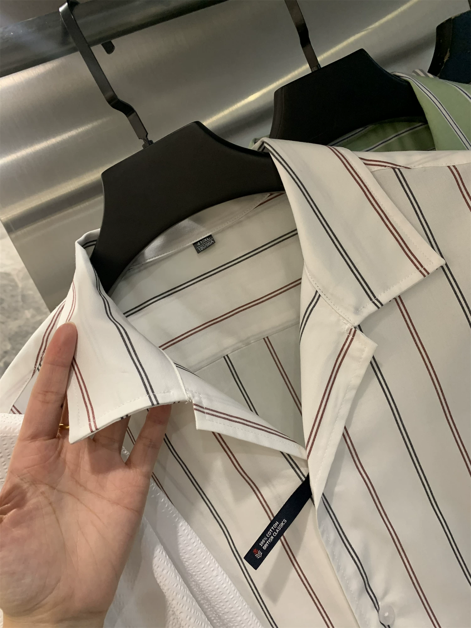 Don Quixote có một phong cách tuyệt vời! Áo sơ mi nam mùa hè cổ Cuba tay ngắn, chất liệu sọc dọc/có vân, kiểu dáng thời thượng.