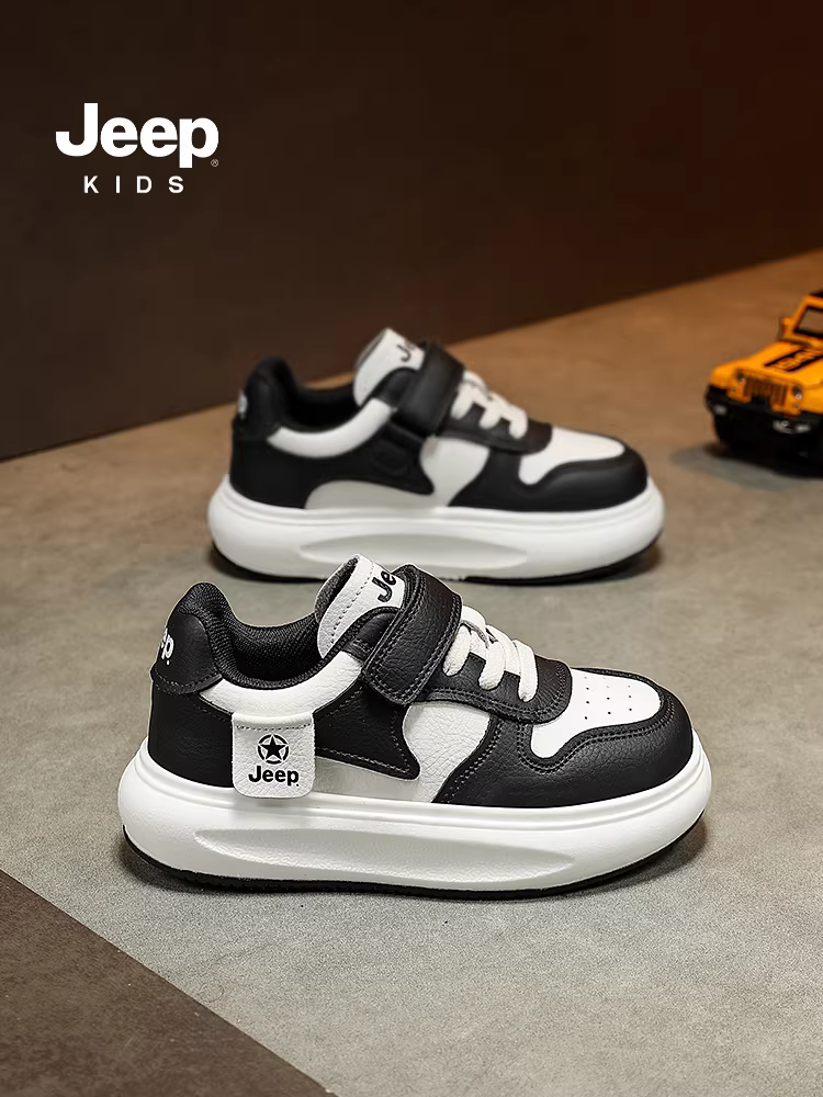 Giày thể thao trẻ em Jeep mùa thu đen trắng đế mềm chống trơn giày trẻ em 2025 giày thể thao trắng mới