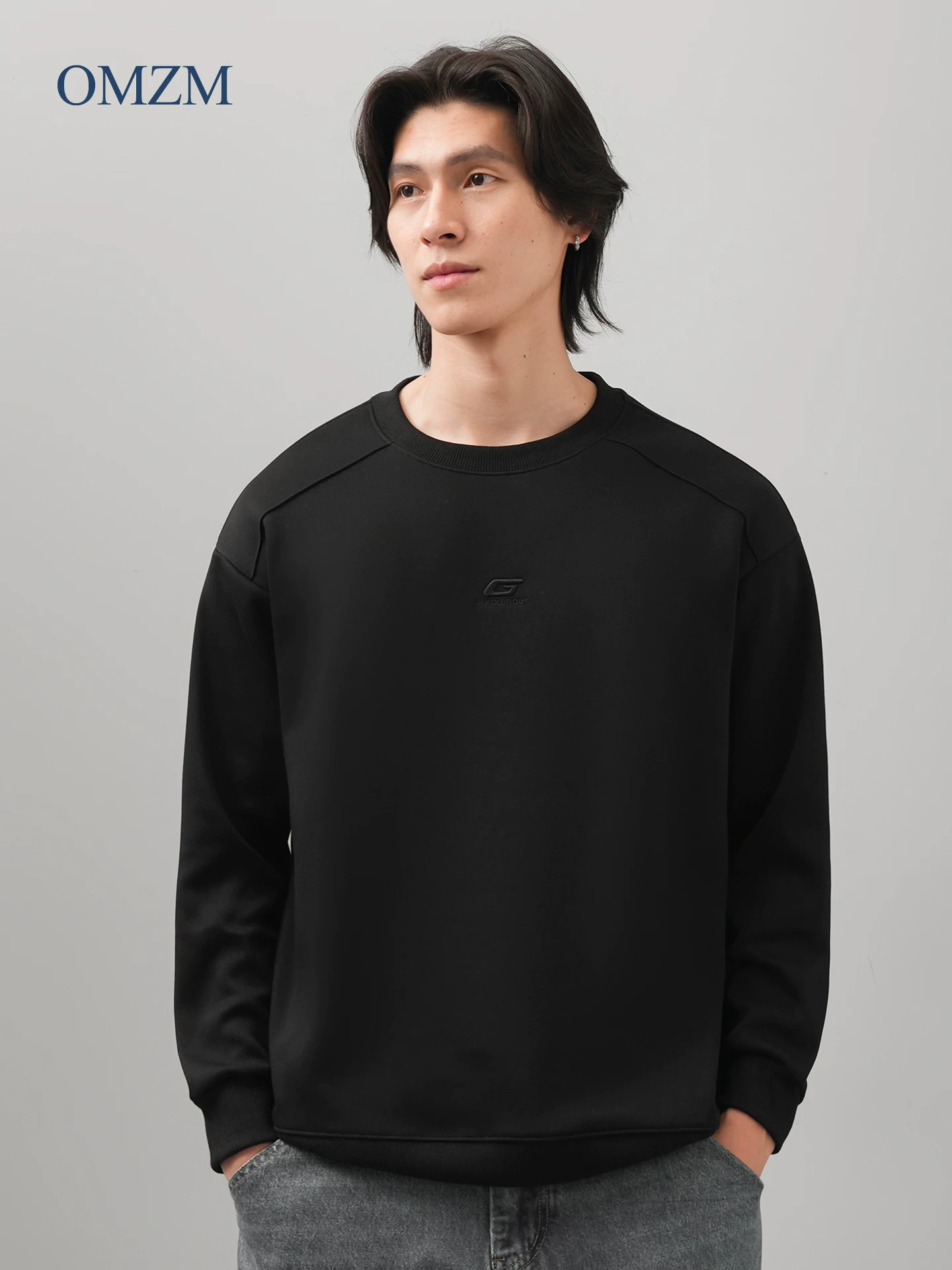 Áo thun nam cổ tròn thêu OMZM thu đông 2025, màu trơn đơn giản, kiểu dáng rộng rãi, tay dài, mặc trong, phong cách thường ngày