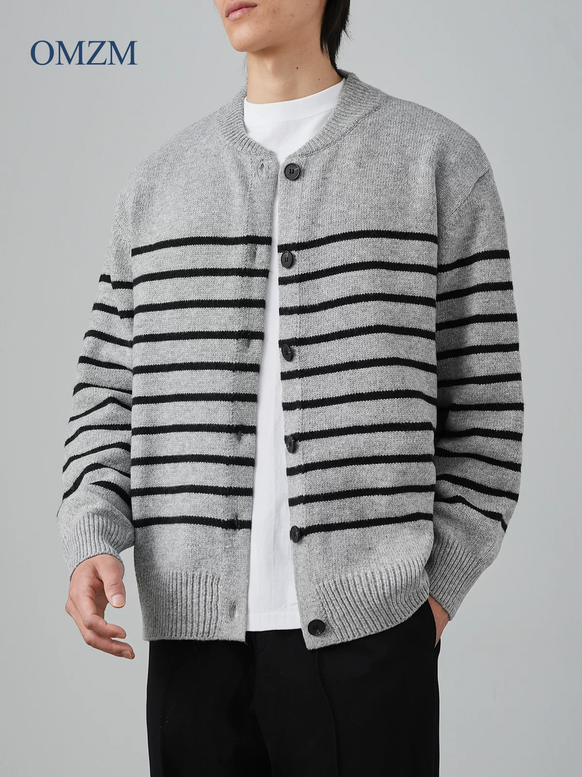 Áo len cardigan sọc đen trắng OMZM dành cho nam mùa đông 2024, kiểu dáng rộng rãi, thoải mái, phong cách học sinh, áo khoác ấm áp