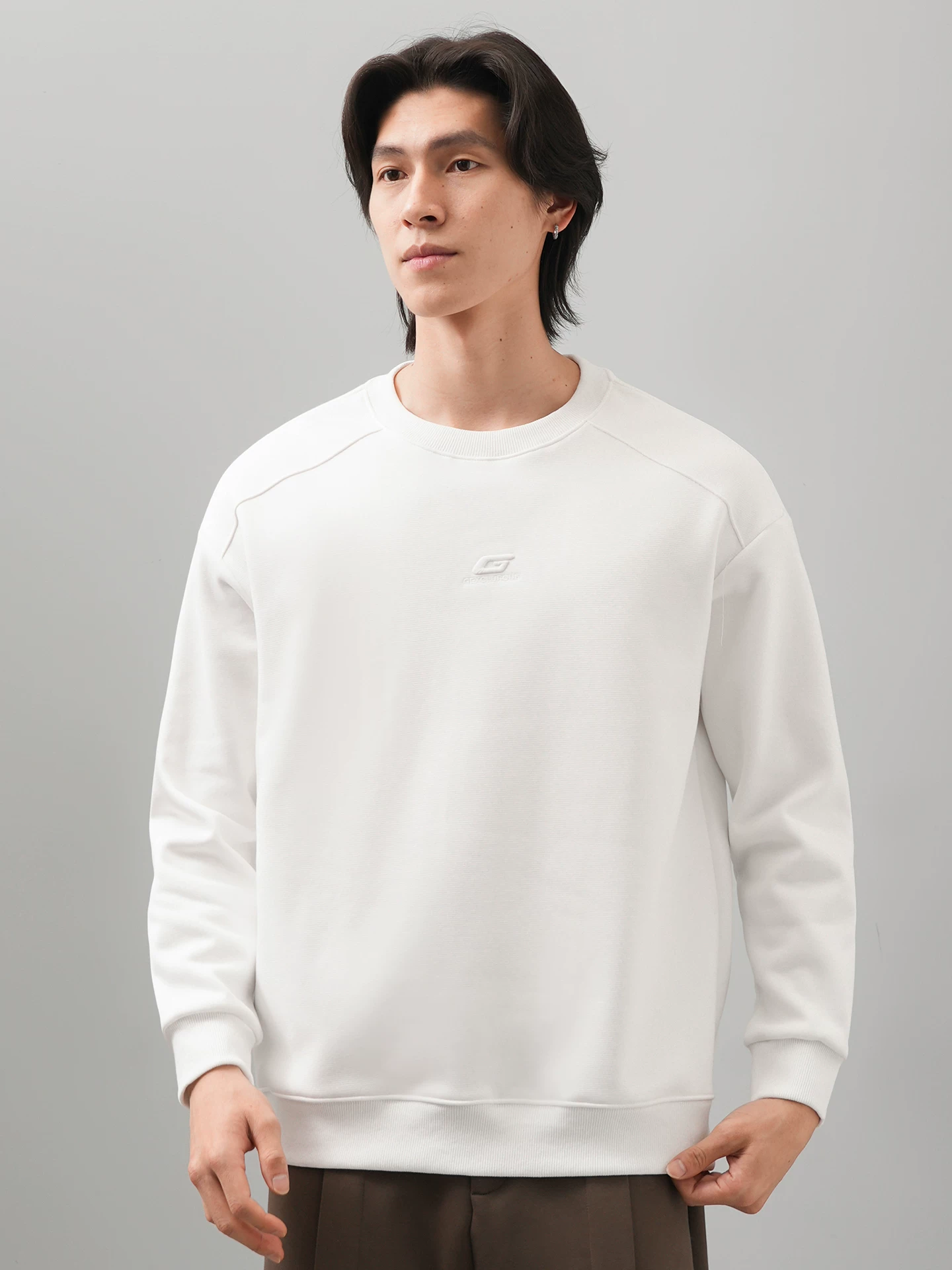 Áo thun nam cổ tròn thêu OMZM thu đông 2025, màu trơn đơn giản, kiểu dáng rộng rãi, tay dài, mặc trong, phong cách thường ngày