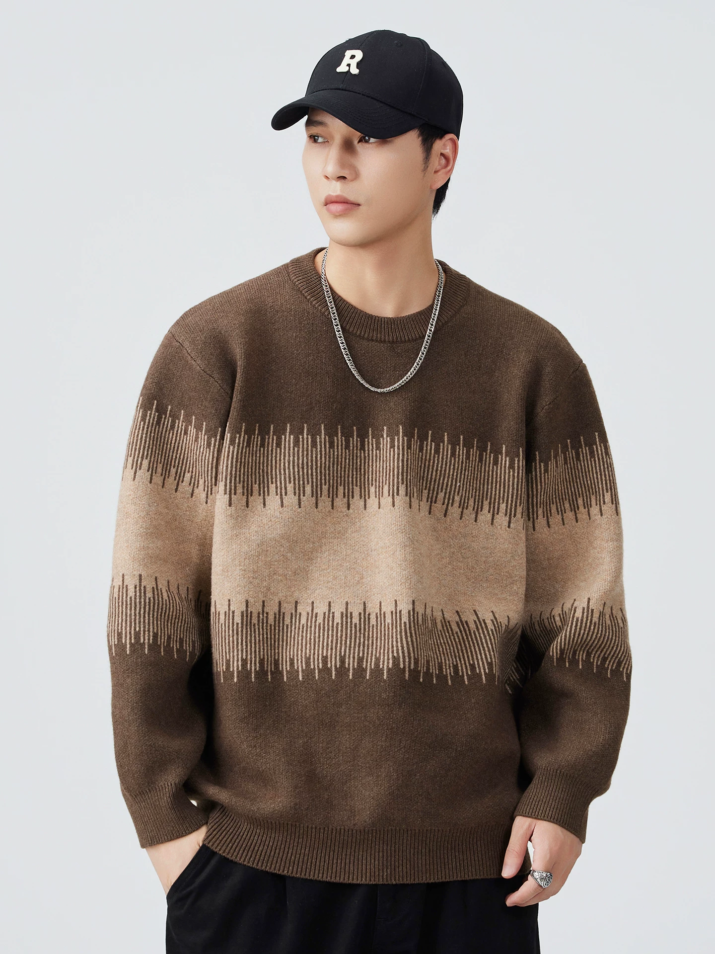 Áo len nam màu khối nặng ký OMZM750G, kiểu dáng mùa thu thoải mái, cổ tròn, màu sắc tương phản, lớp lót bên trong ấm áp.