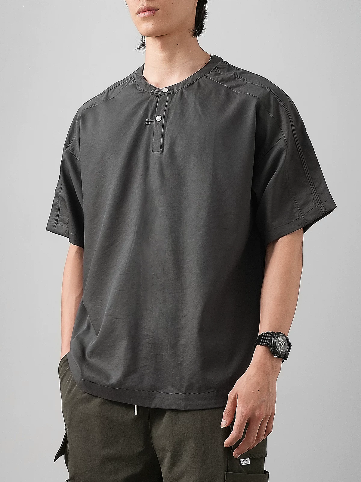 Áo thun ngắn tay cổ Henry kiểu Trung Quốc mới chất liệu lụa đá dành cho nam, áo Henry mùa hè mỏng thoáng khí, kiểu dáng rộng màu trơn nửa tay.