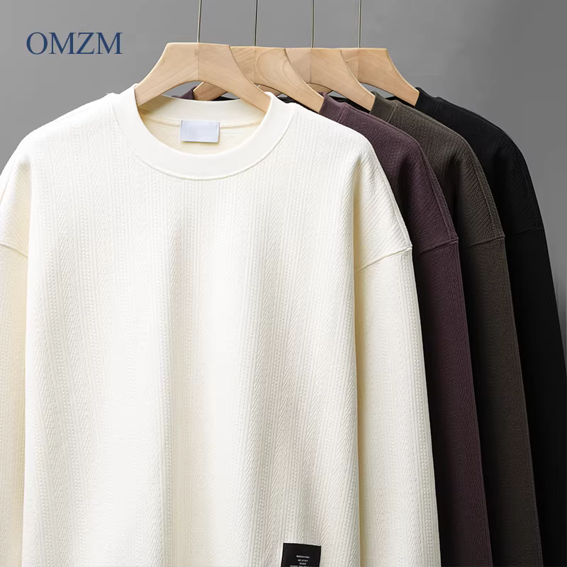 Áo len cổ tròn chất liệu nỉ dày OMZM460G dành cho nam, áo len giữ ấm mùa đông với lớp nền có vân dọc.