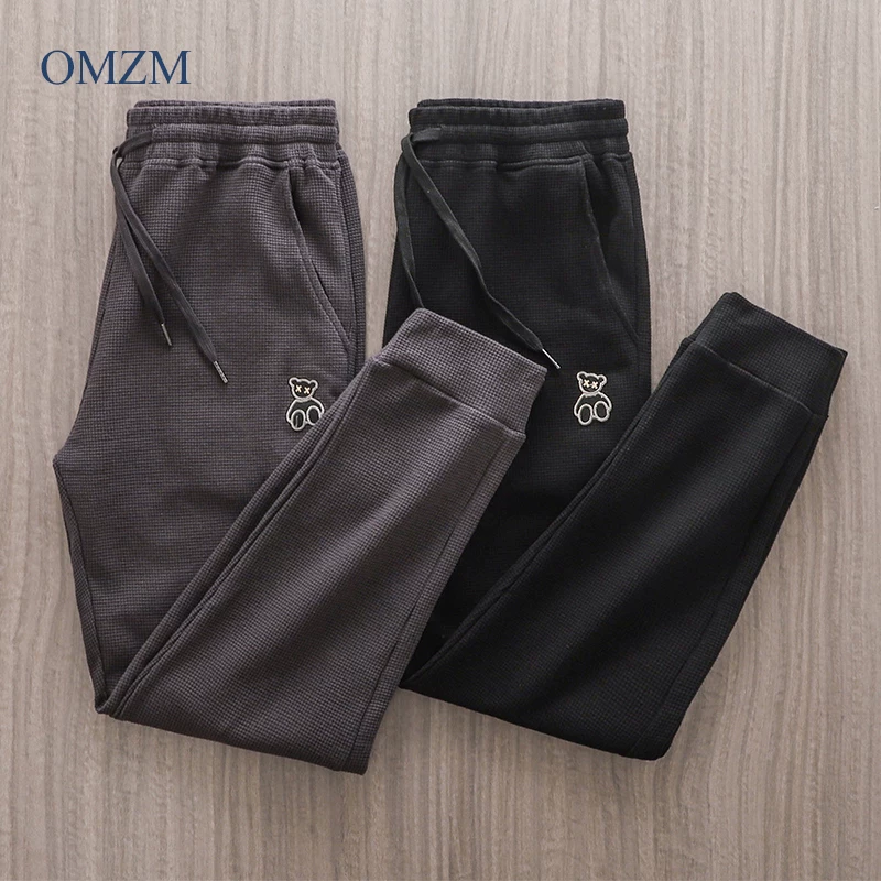 Quần thể thao nam chất liệu vải waffle thêu hình gấu kiểu Mỹ, mùa xuân thu, dáng rộng, dây rút mỏng, cảm giác cao cấp, quần jogger thường ngày.