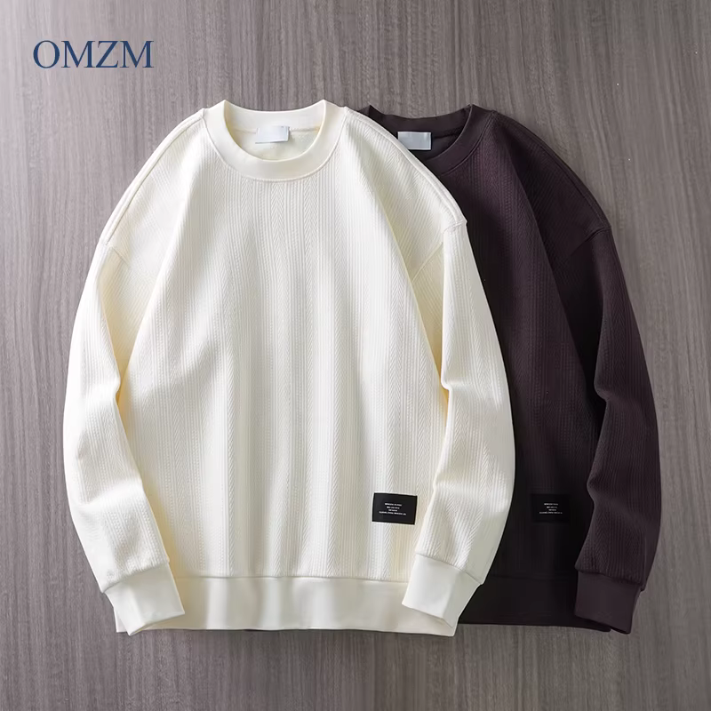 Áo len cổ tròn chất liệu nỉ dày OMZM460G dành cho nam, áo len giữ ấm mùa đông với lớp nền có vân dọc.