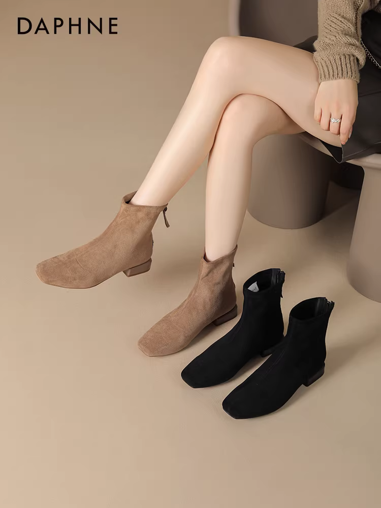 Giày bốt ngắn Daphne kiểu Chanel, chất liệu da lộn, đế bằng, kiểu vớ, dành cho nữ, mùa thu đông 2025.