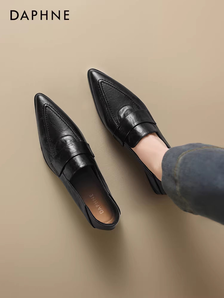 Giày Loafer Daphne màu nâu dành cho nữ, mẫu mới Xuân Hè 2025, mũi nhọn, chất liệu da, phong cách Anh, giày công sở nữ