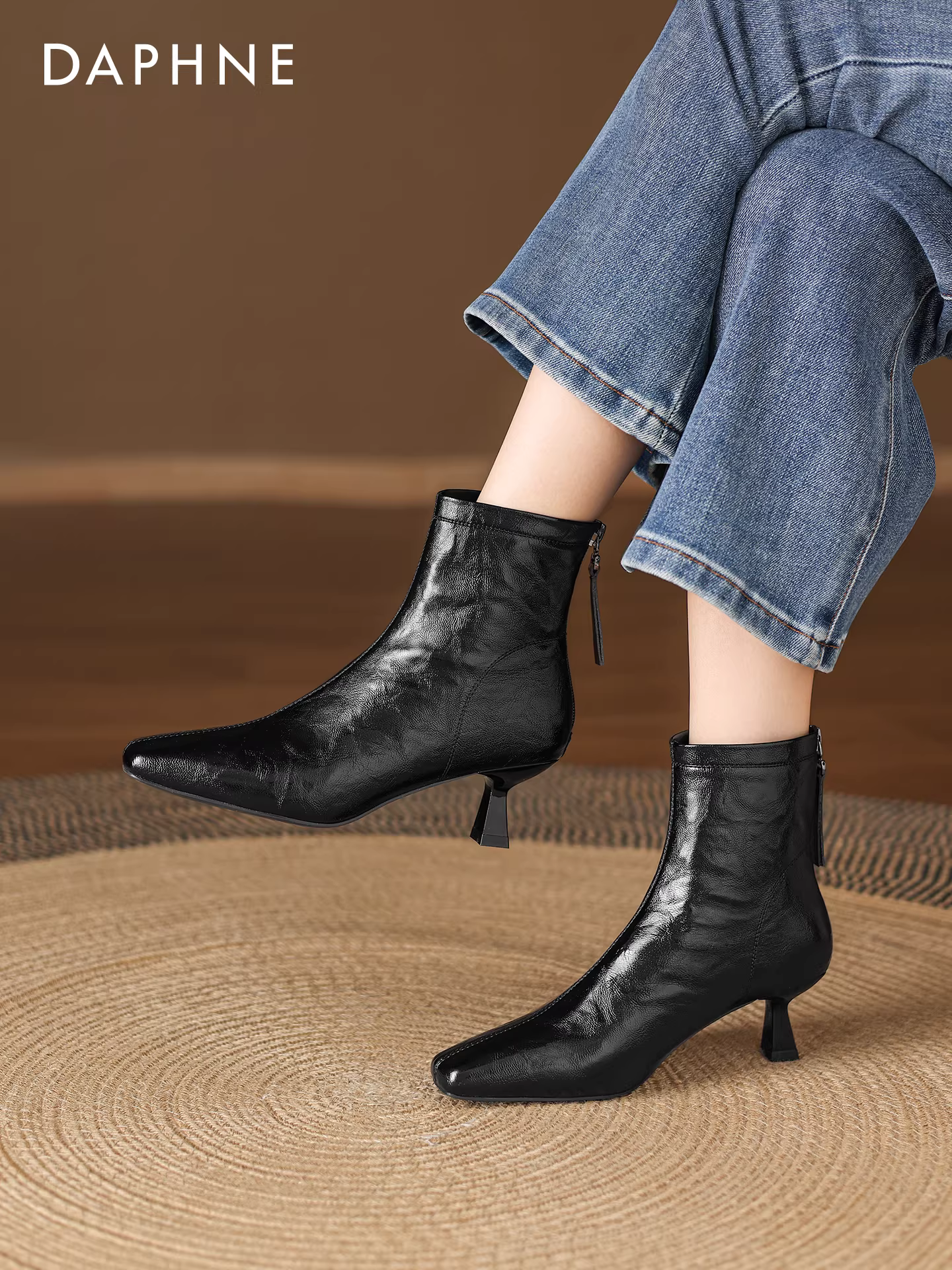 Giày bốt cao gót mũi nhọn Daphne dành cho nữ, mẫu mới thu đông 2025, kiểu dáng thanh lịch, ôm chân, có lót lông, kiểu Martin.