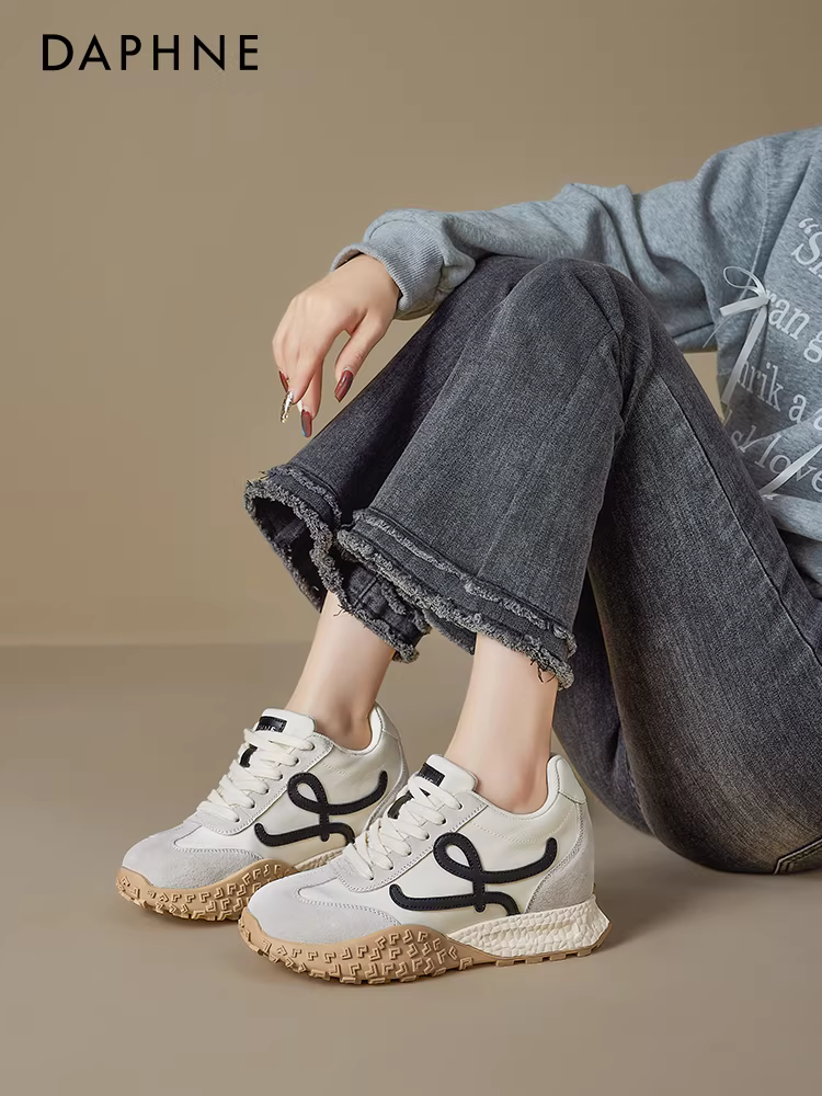 Giày thể thao đế dày kiểu Đức Daphne dành cho nữ, mẫu mới thu đông 2025, tăng chiều cao, đa năng, màu trắng
