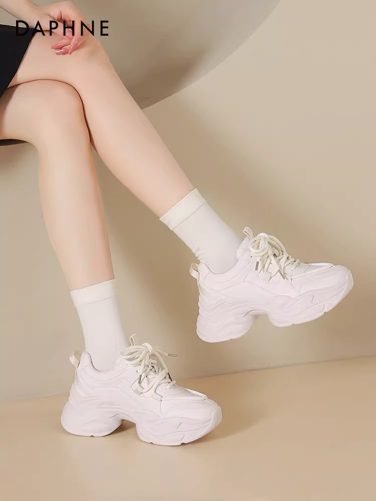 Giày thể thao đế dày Daphne dành cho nữ, mẫu mới hè 2025, tăng chiều cao, màu trắng, đa năng, phong cách thường ngày.