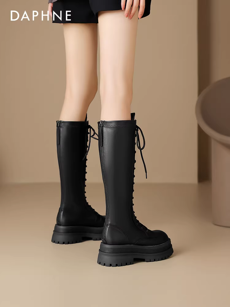 Giày bốt Martin đế dày Daphne dành cho nữ, bốt dài mùa đông, kiểu mới 2025, bốt cao cổ buộc dây màu trắng mùa thu đông.