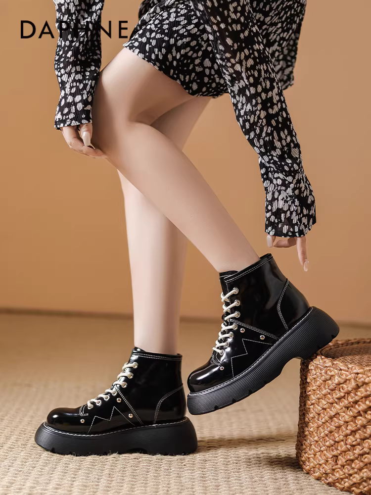 Giày bốt Martin đen Daphne dành cho nữ, mùa thu đông 2024, kiểu ngắn phổ biến, đế dày, size nhỏ, chất liệu da bóng, kiểu biker, cao đến giữa bắp chân