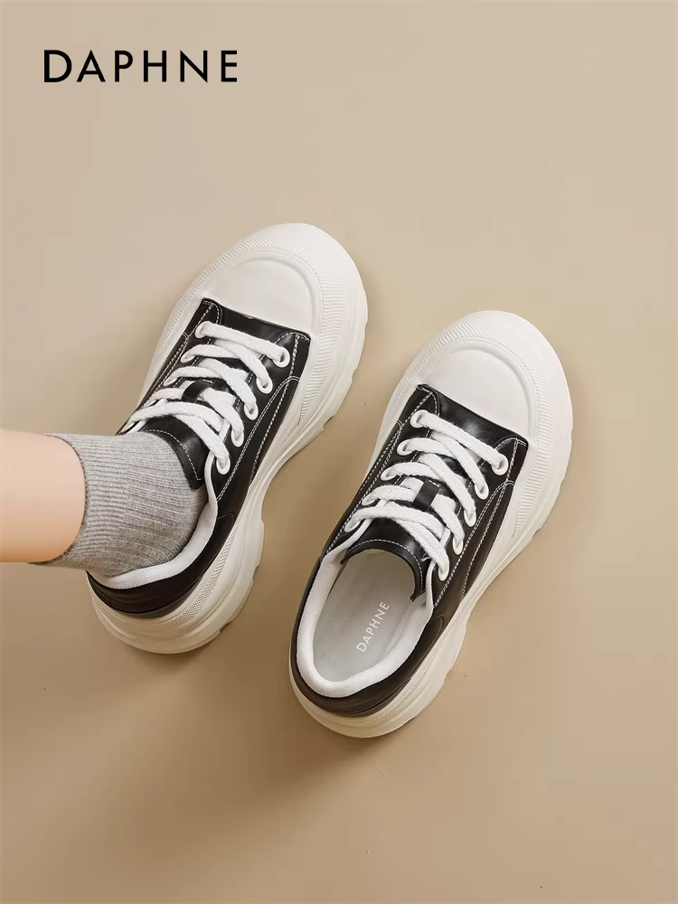 Giày thể thao đế dày màu trắng Daphne dành cho nữ, mẫu mới thu đông 2025, kiểu dáng thời trang, giày bố đen, giày thể thao tăng chiều cao.