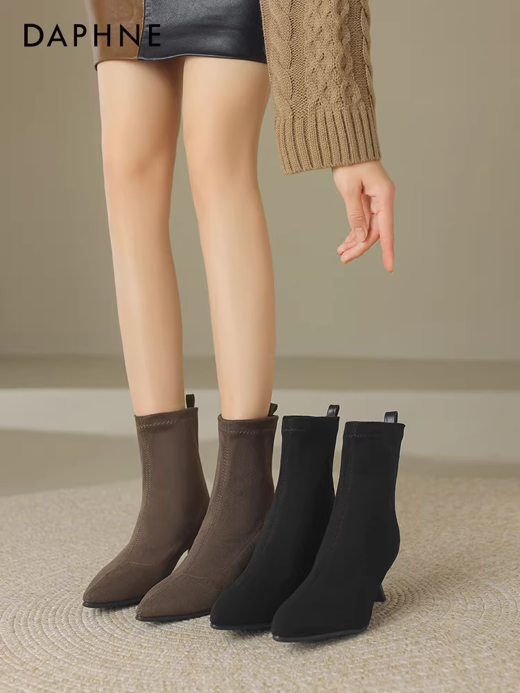 Giày bốt nữ cao gót kiểu dáng Chanel Daphne, bốt ngắn mùa thu đông 2025 mới, lót lông, mũi nhọn, gót nhọn, kiểu Martin