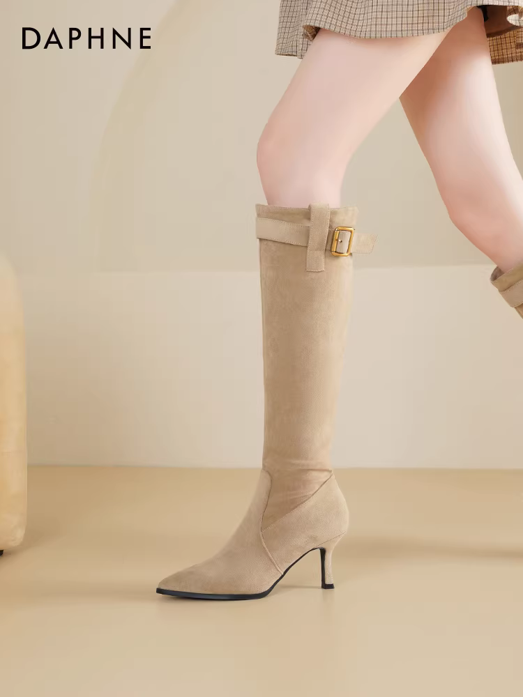 Giày bốt cao gót mũi nhọn dài trên gối Daphne dành cho nữ 2025, kiểu mới, gót nhọn, ôm dáng, thoải mái, thích hợp cho mùa thu đông.