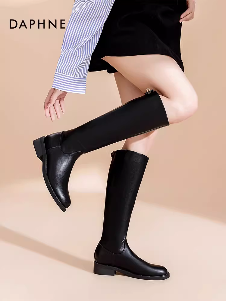 Giày bốt cao cổ đế dày Daphne dành cho nữ, mẫu mới thu đông 2025, khóa kim loại, bốt cao cổ, bốt cưỡi ngựa, bốt nữ