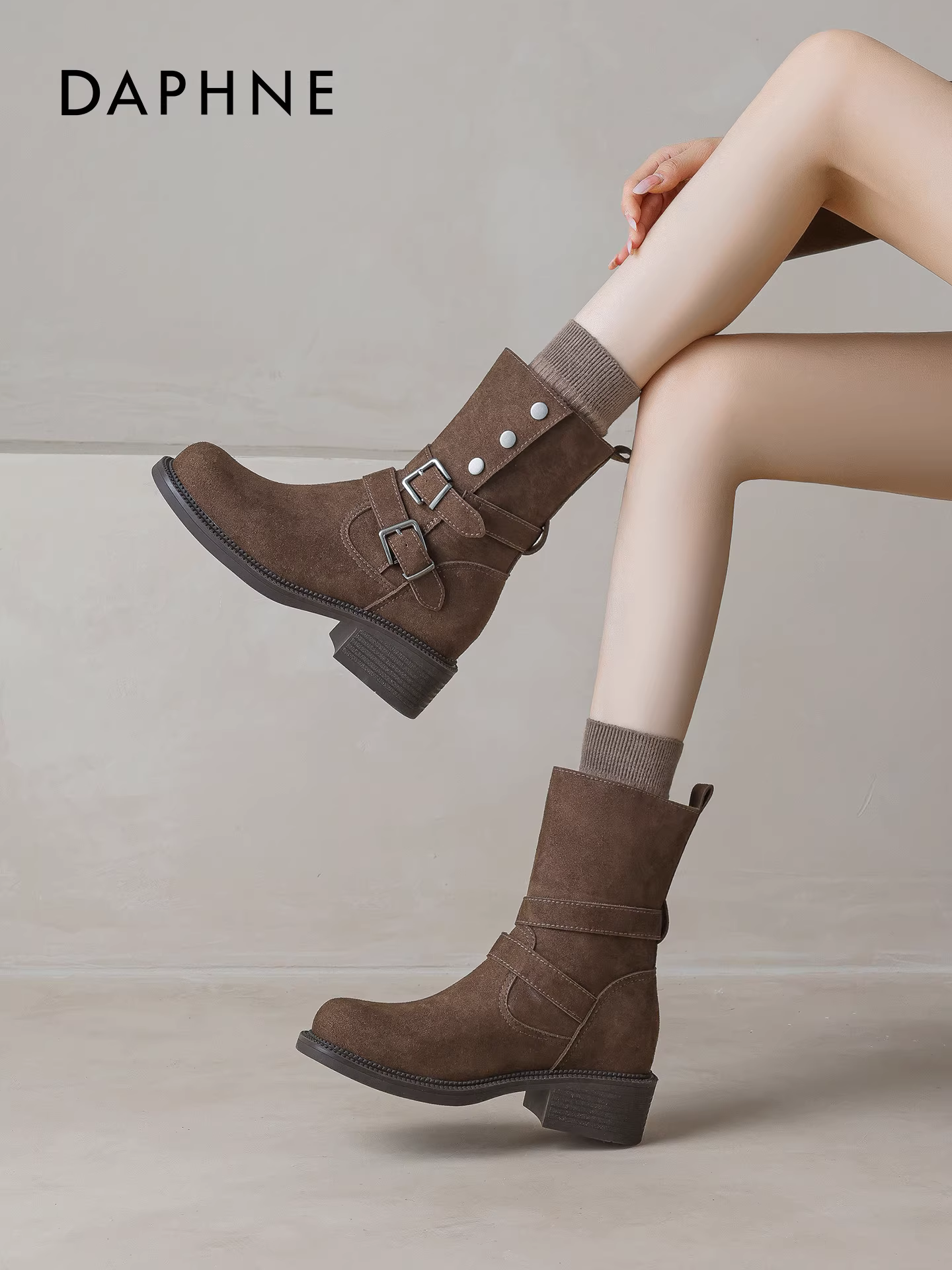 Giày bốt Melard màu cà phê của Daphne, kiểu bốt cao đến giữa bắp chân dành cho nữ, mẫu mới 2025, giày bốt cưỡi ngựa cao gót với đế nâng chiều cao ẩn và gót thô, kiểu bốt ngắn.