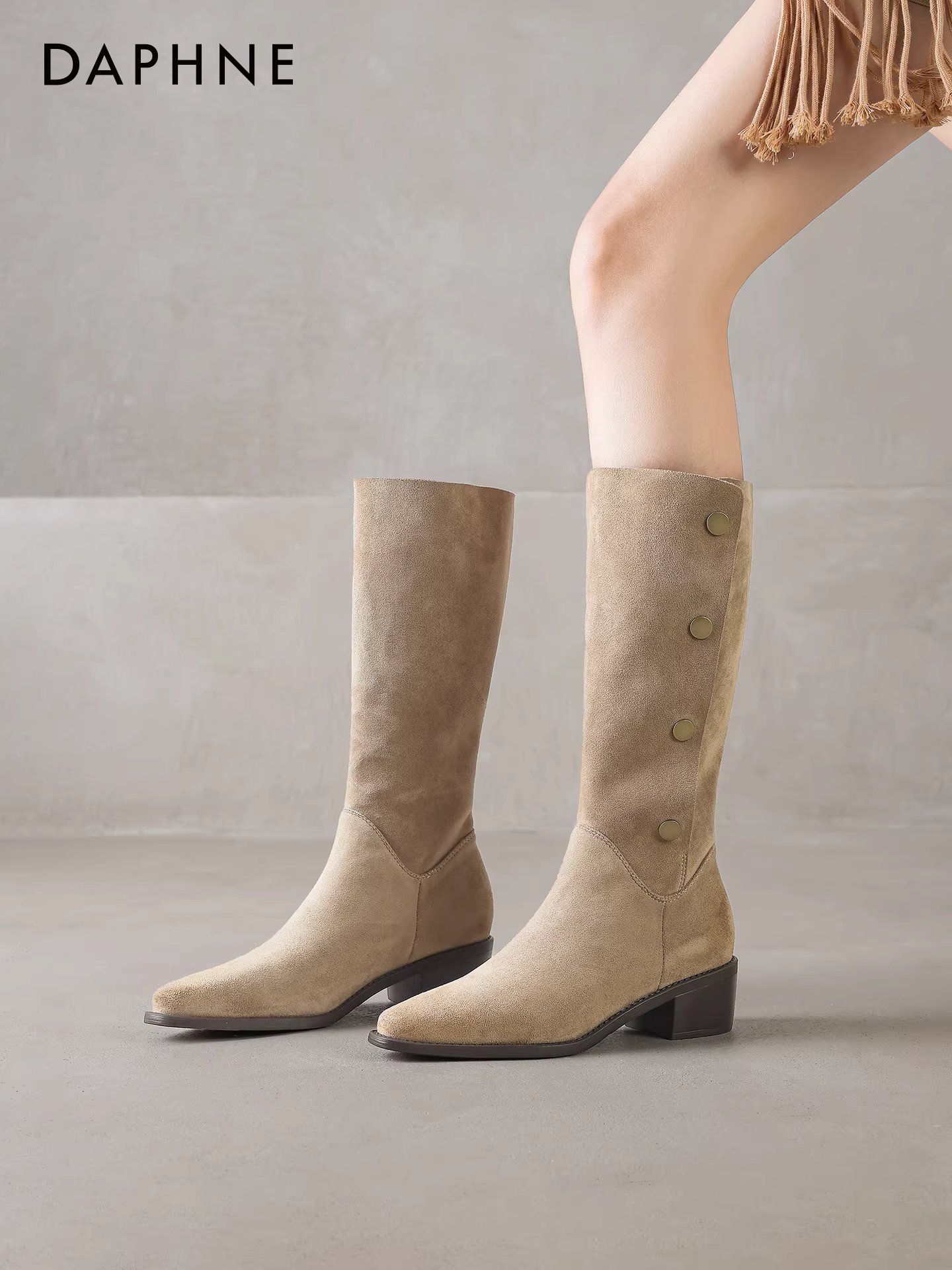 Giày bốt nữ Daphne kiểu đất hoang, cao đến giữa bắp chân, mùa thu đông 2025, kiểu mới, lót lông cừu, mũi nhọn, gót thô, kiểu cưỡi ngựa, kiểu lười