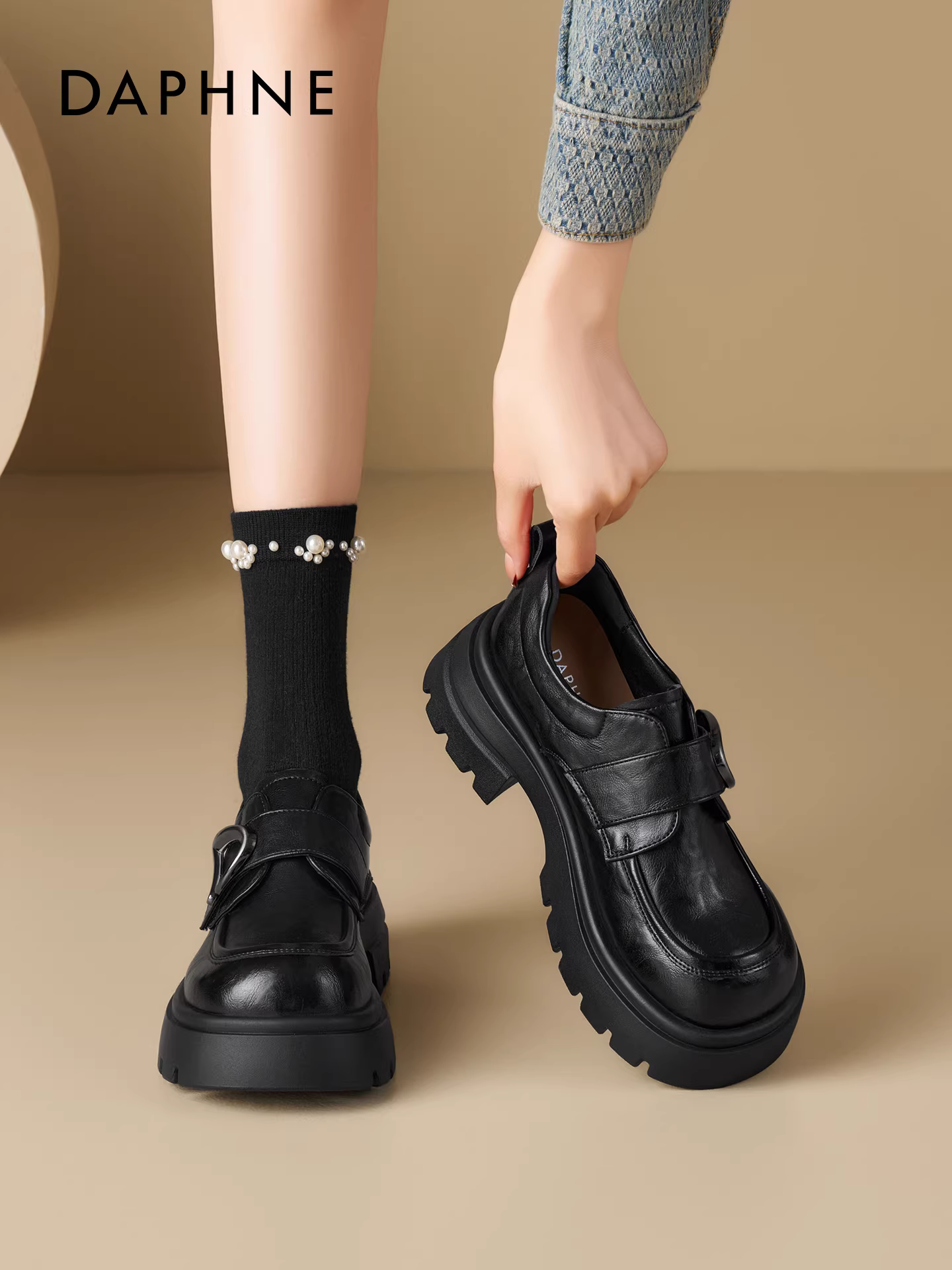 Giày lười đế dày Daphne dành cho nữ mùa xuân 2026, giày da đen tăng chiều cao kiểu JK mới, phối cùng chân váy, giày bệt đi làm