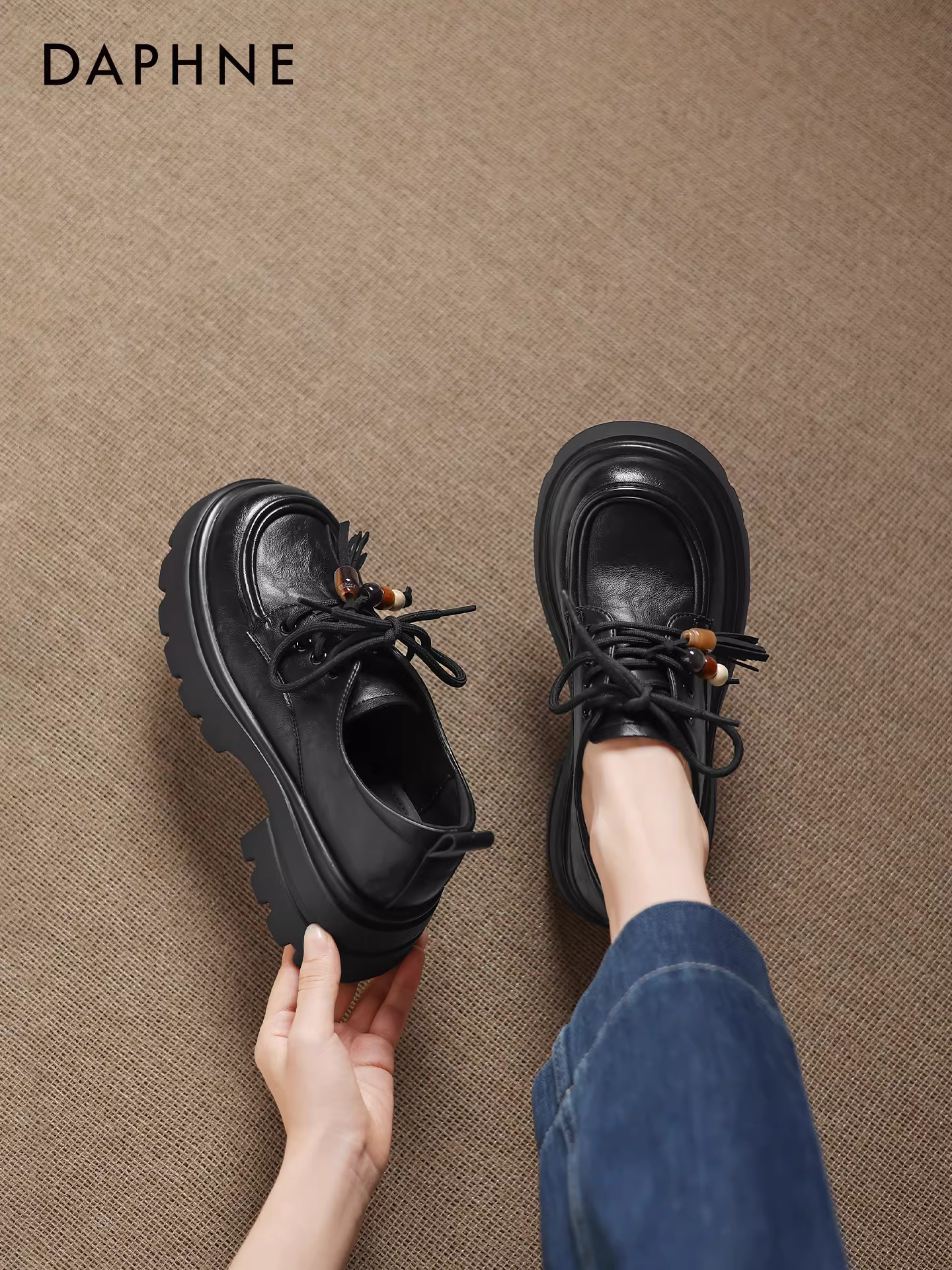 Giày lười nữ Daphne màu đen, kiểu mới thu đông 2025, phong cách Anh, giày da nhỏ, buộc dây, đế dày tăng chiều cao.