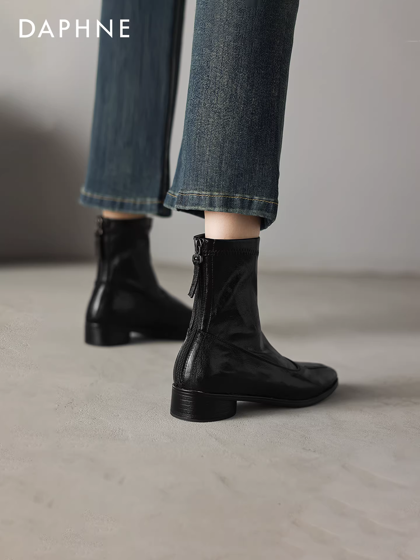 Giày bốt đen Daphne dành cho nữ 2025 mới mùa thu đông, bốt cao gót dáng thon, lót lông mùa đông, mũi vuông, bốt ngắn kiểu Martin