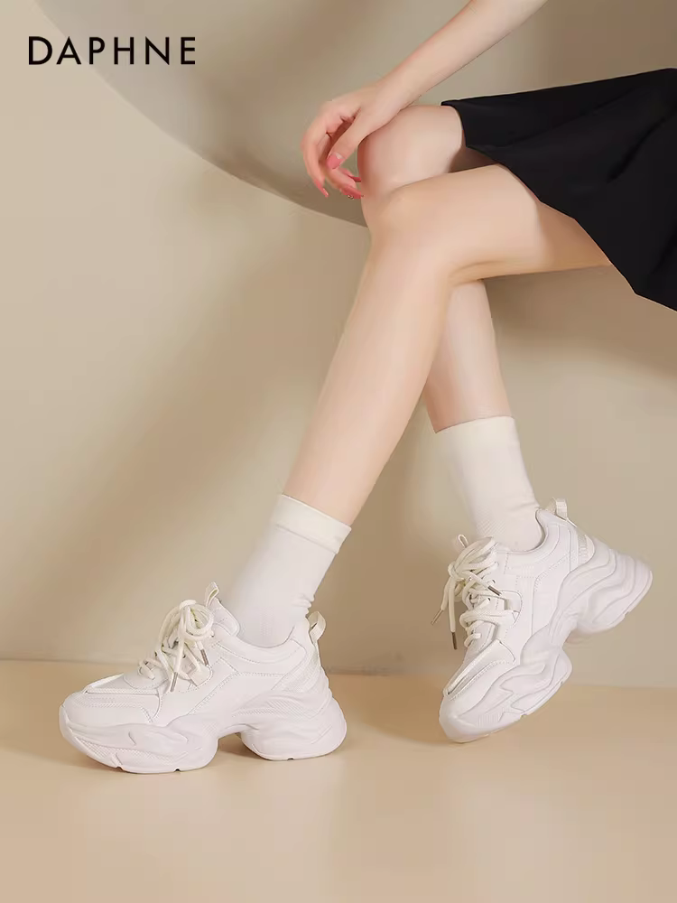 Giày thể thao đế dày Daphne dành cho nữ, mẫu mới hè 2025, tăng chiều cao, màu trắng, đa năng, phong cách thường ngày.