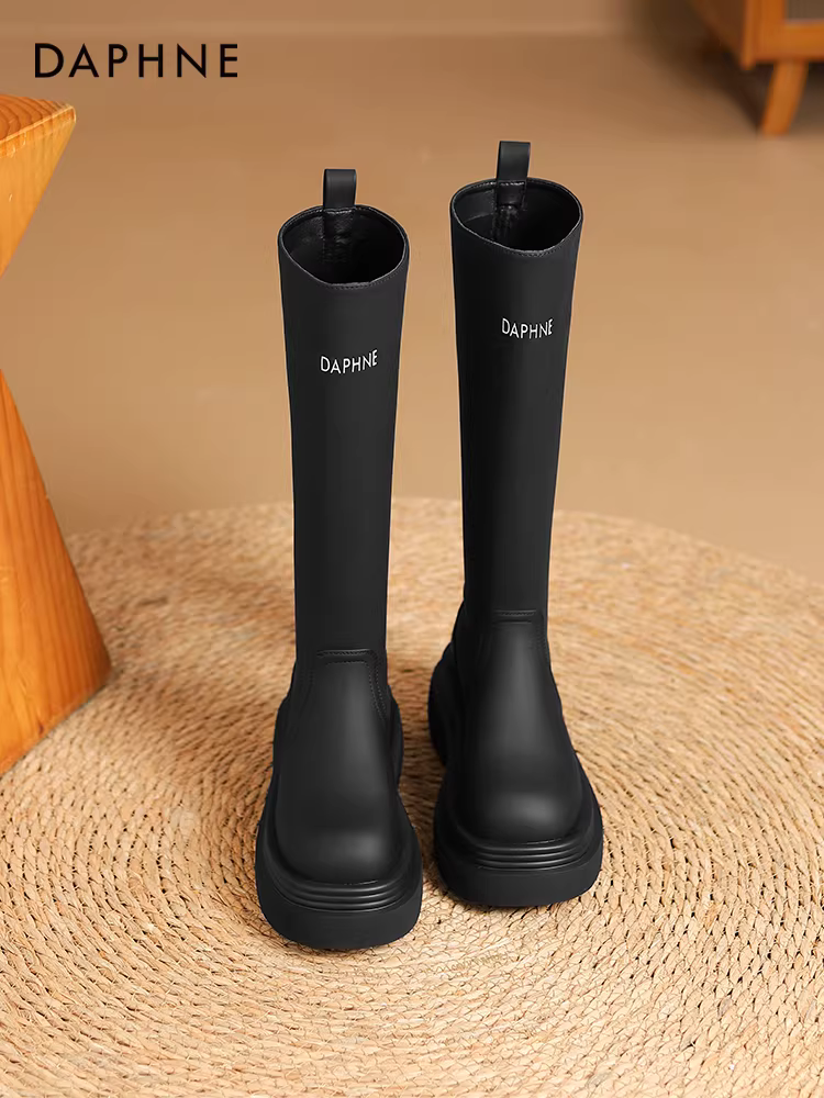 Giày bốt đế dày Daphne dành cho nữ 2025 mới mùa thu đông phong cách Anh quốc giày bốt cưỡi ngựa tăng chiều cao giày bốt thon gọn giày bốt đen