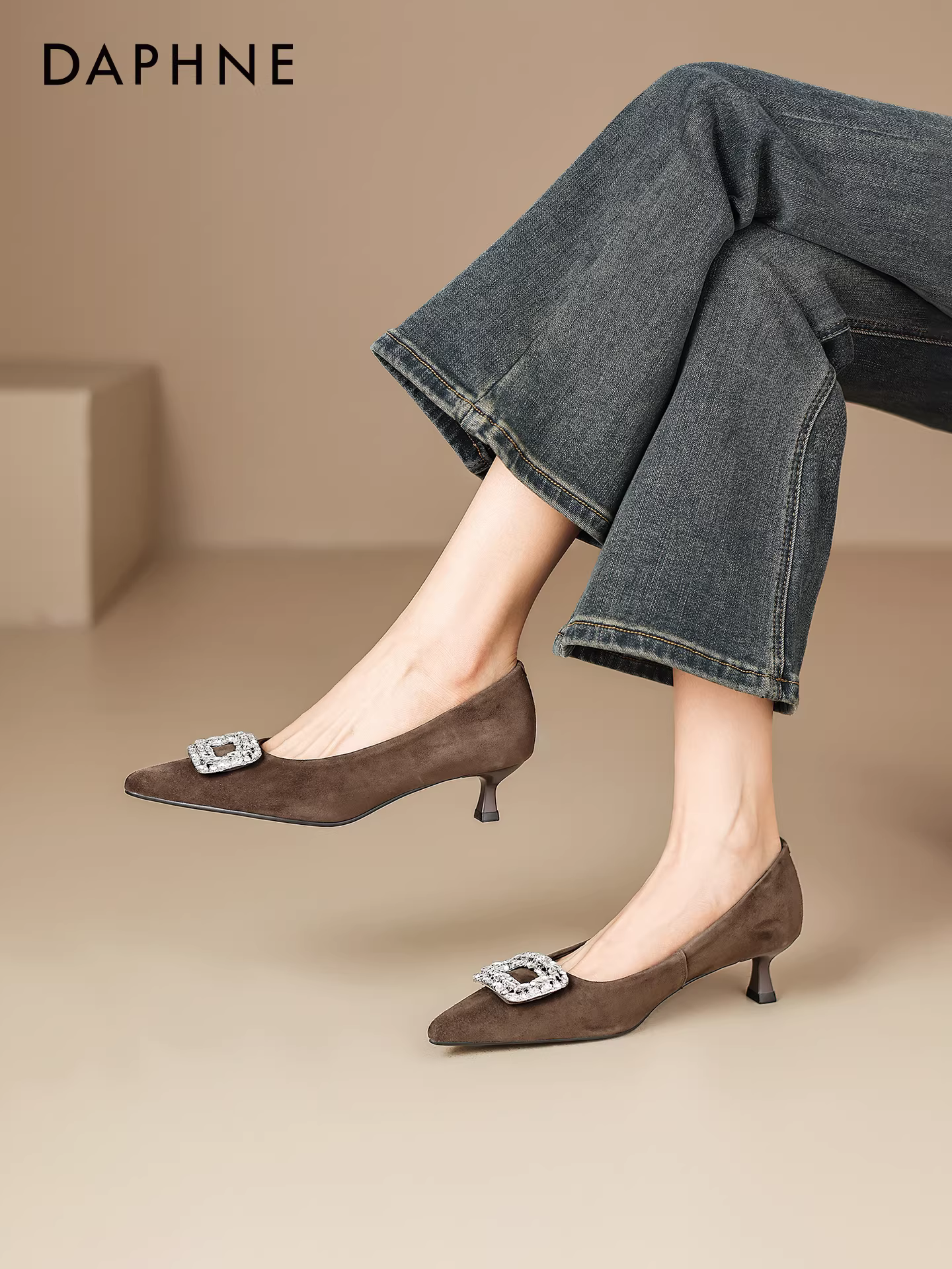 Giày cao gót Daphne kiểu mũi nhọn, đính đá, khóa vuông, phong cách retro mùa thu 2025 dành cho nữ, thoải mái khi mang.
