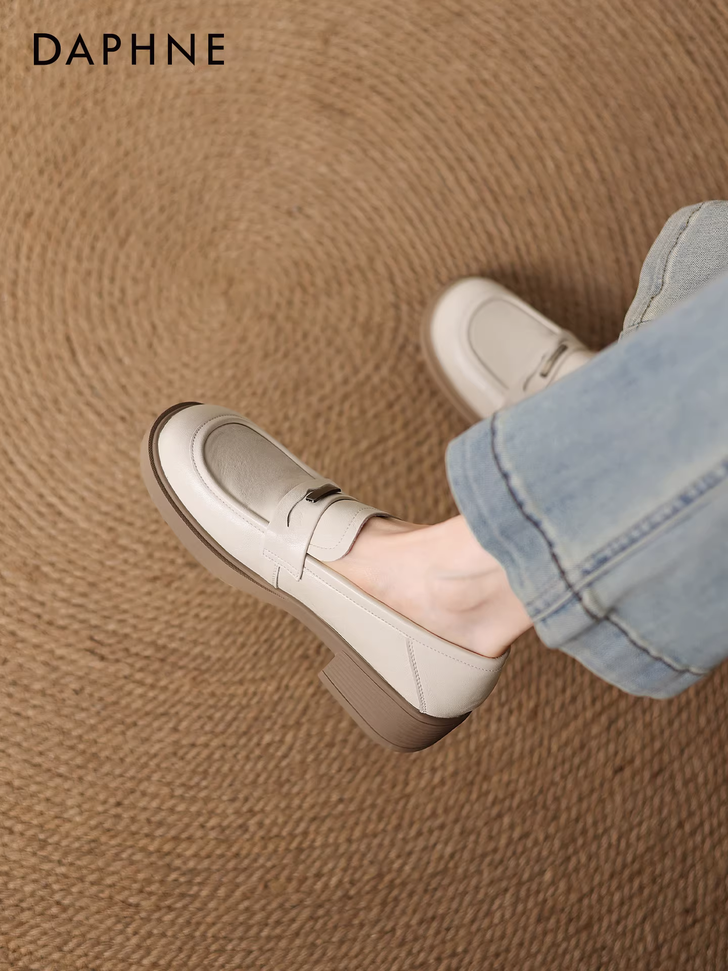 Giày Loafer Daphne nữ 2025 kiểu mới mùa thu đế dày, kiểu lười, cổ sâu, giày đơn giản đa năng phong cách Anh, giày da nữ