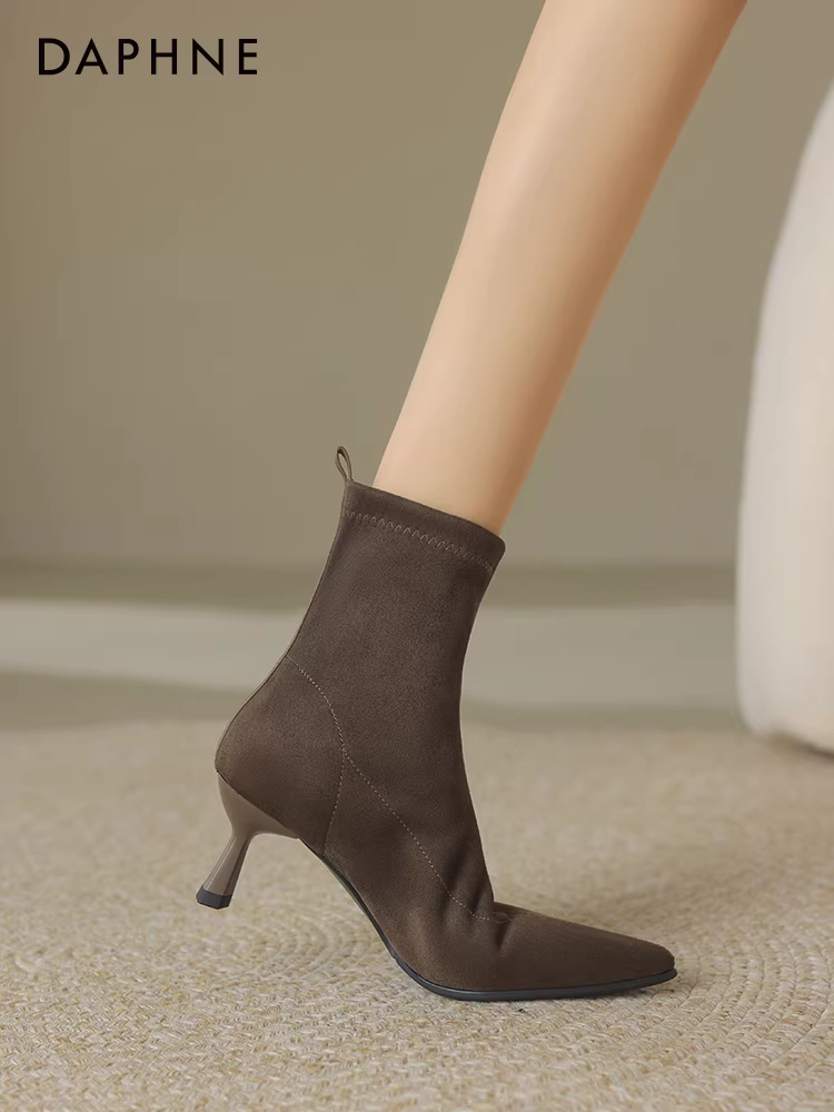 Giày bốt cao gót da lộn màu nâu ngắn kiểu Daphne dành cho nữ, mẫu mới thu đông 2025, kiểu vớ thun, mũi nhọn, gót nhọn, ôm chân.