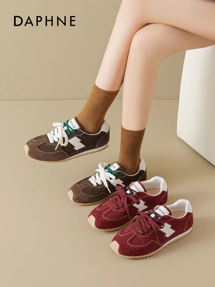 Giày thể thao nữ Daphne màu đỏ kiểu dáng thời trang Đức, mẫu mới thu đông 2025, đế bằng, mỏng, phong cách retro, giày thể thao thường ngày