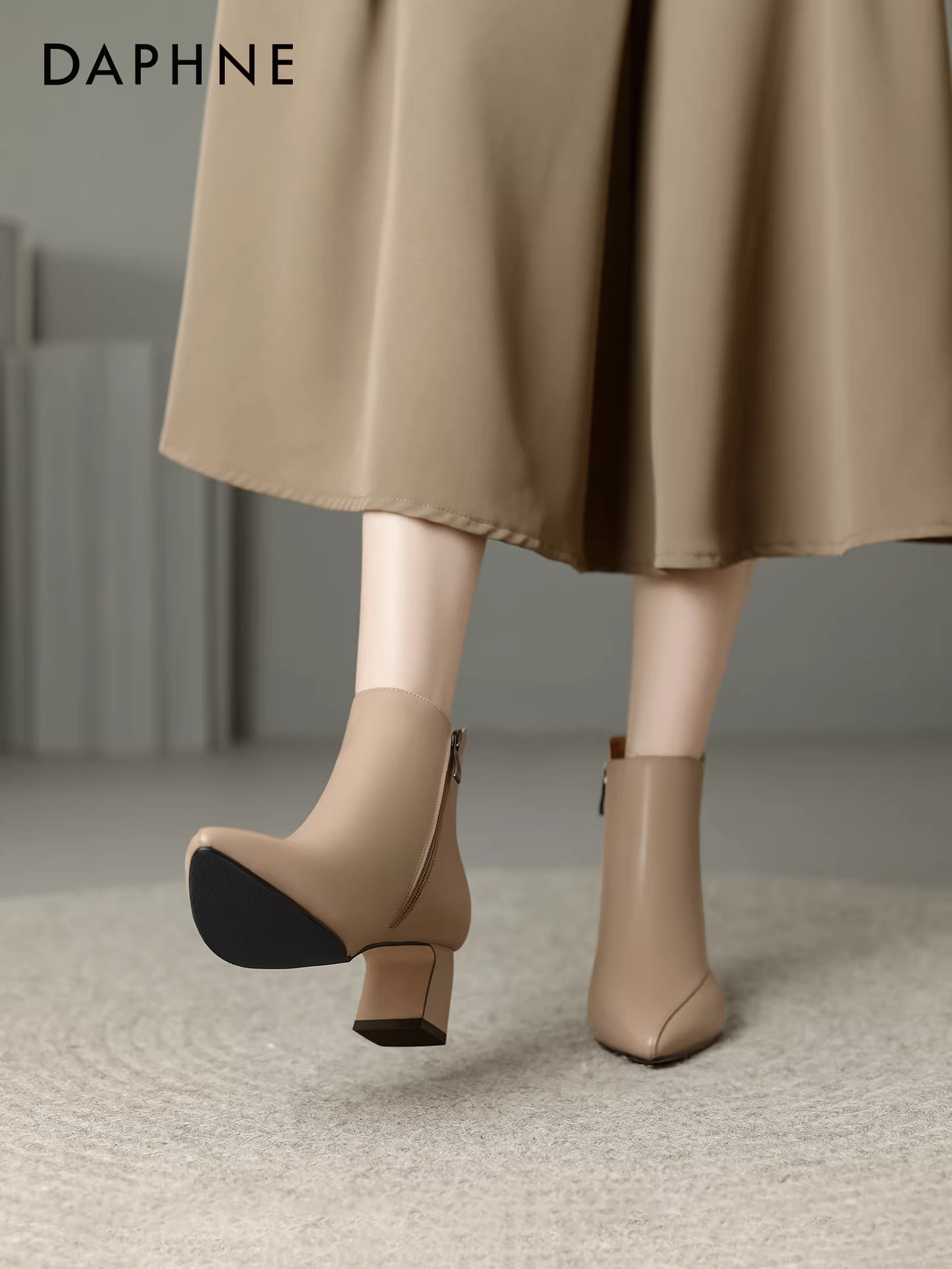 Giày bốt cổ ngắn gót thô Daphne dành cho nữ, mẫu mới thu đông 2025, giày cao gót kiểu mẹ, bốt cổ ngắn đi làm, màu đen, kiểu Martin